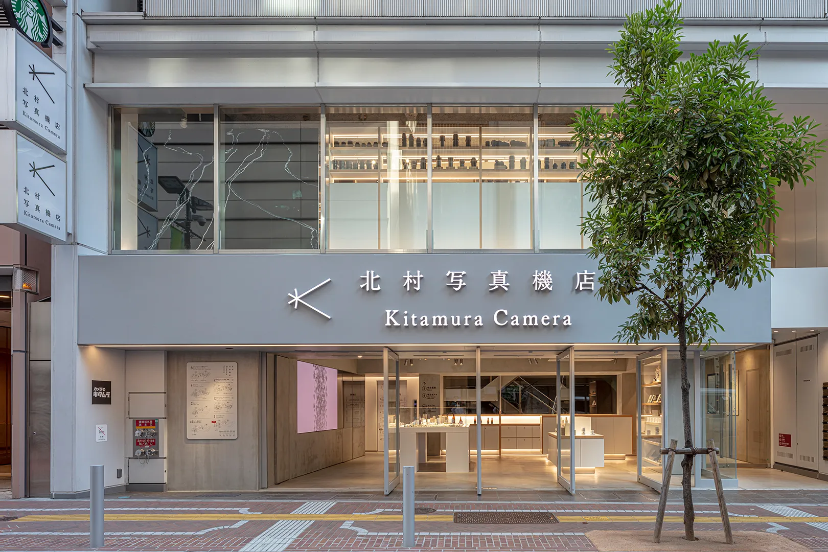 新宿北村写真機店の正面入り口を撮影した写真