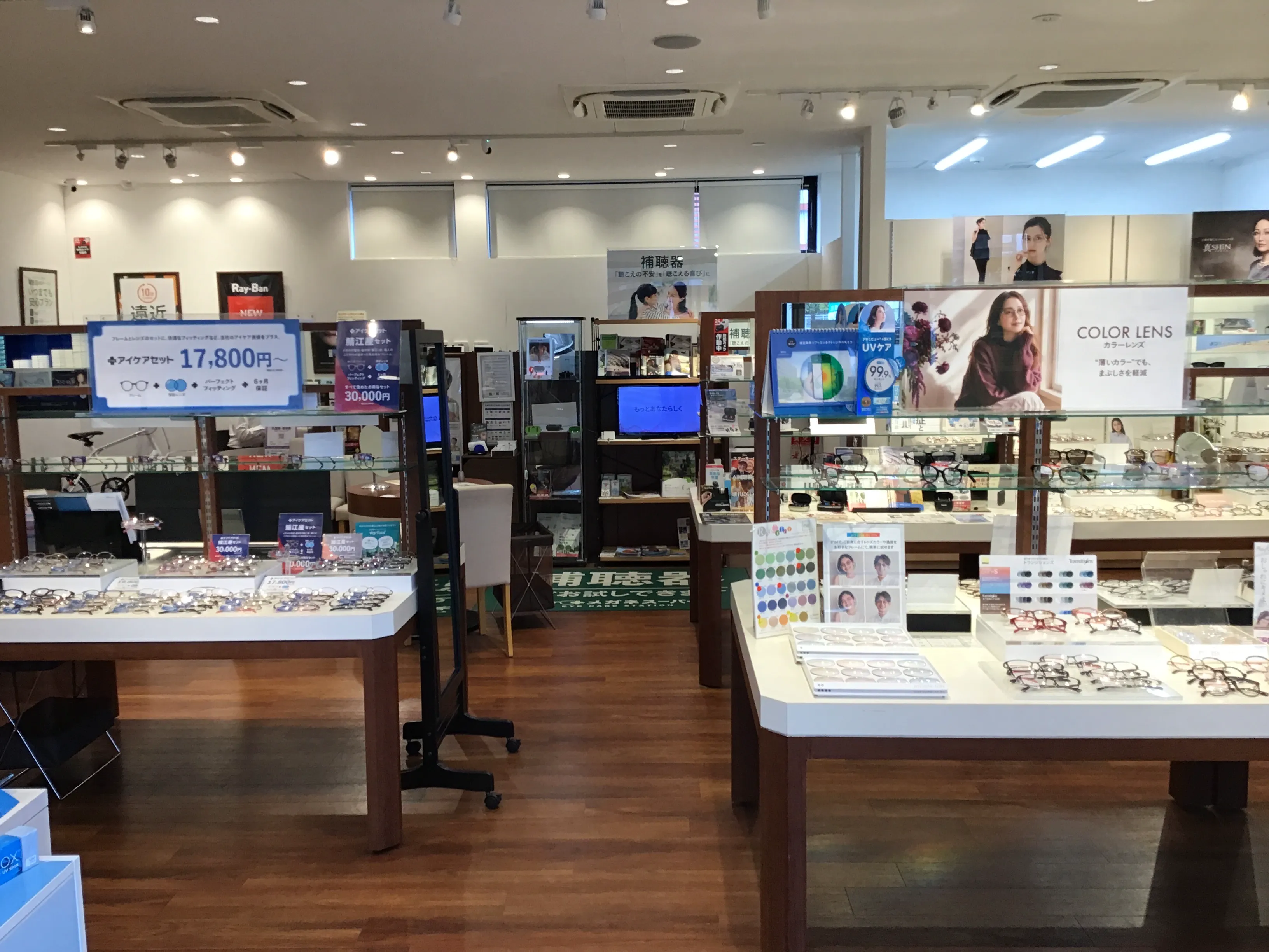 メガネスーパー春日部小渕店の店内、商品が並ぶ売場