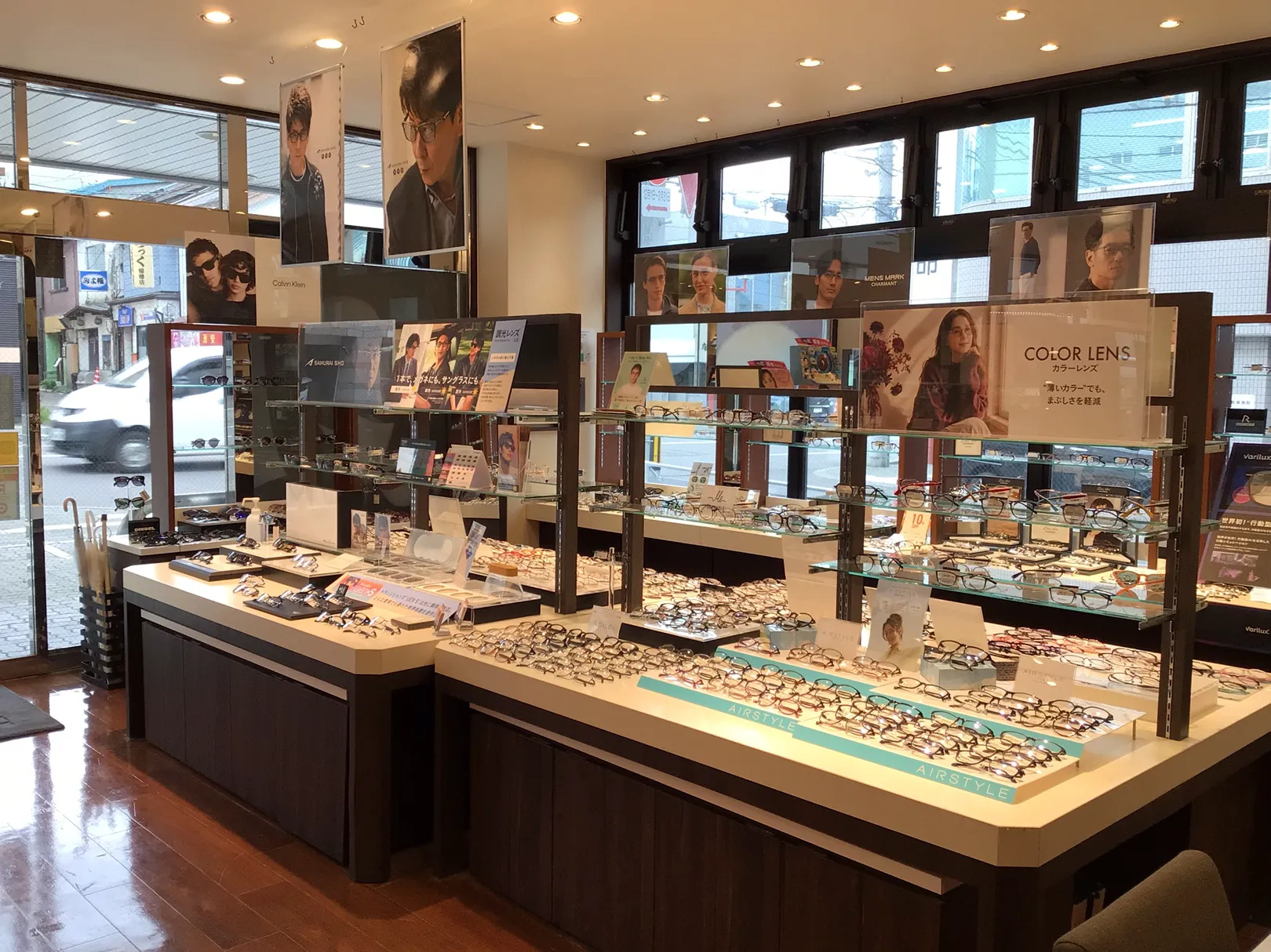 メガネスーパー小樽店の店内、メガネフレームとサングラスが並ぶ