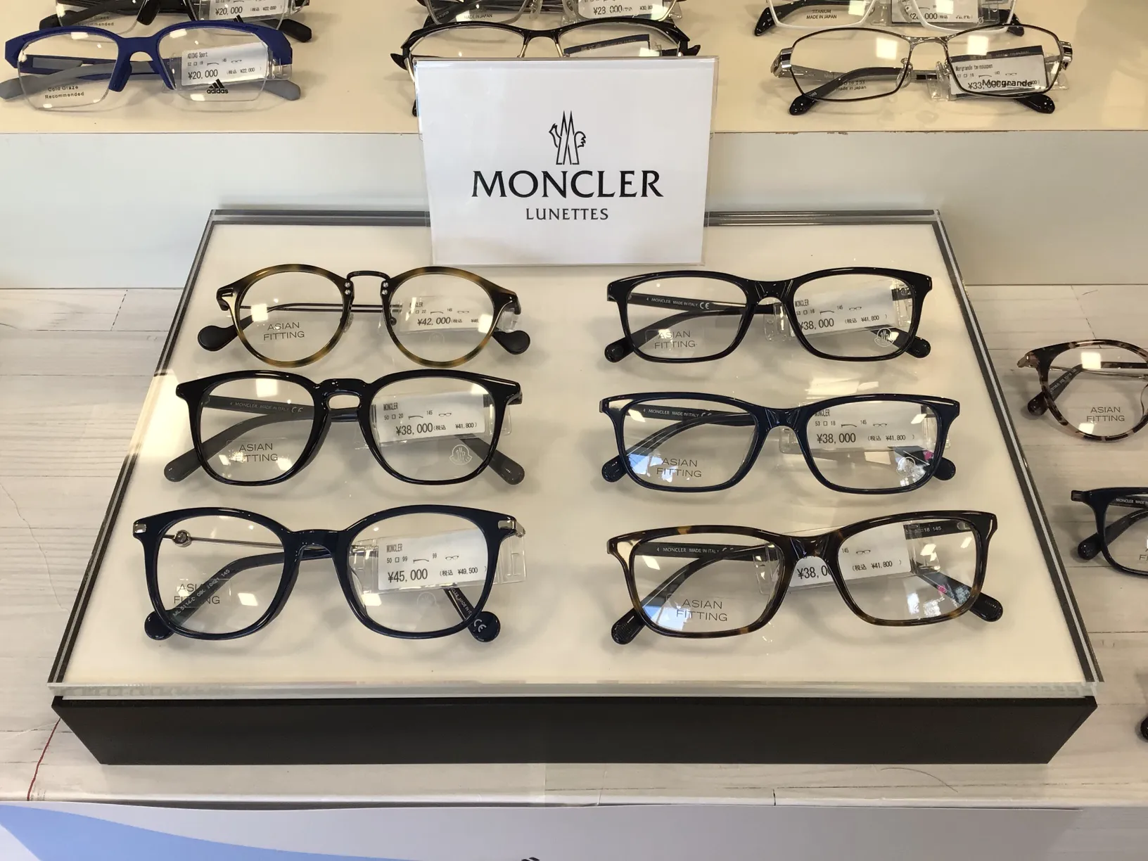 メガネスーパー姫路砥堀店のディスプレイ、MONCLER