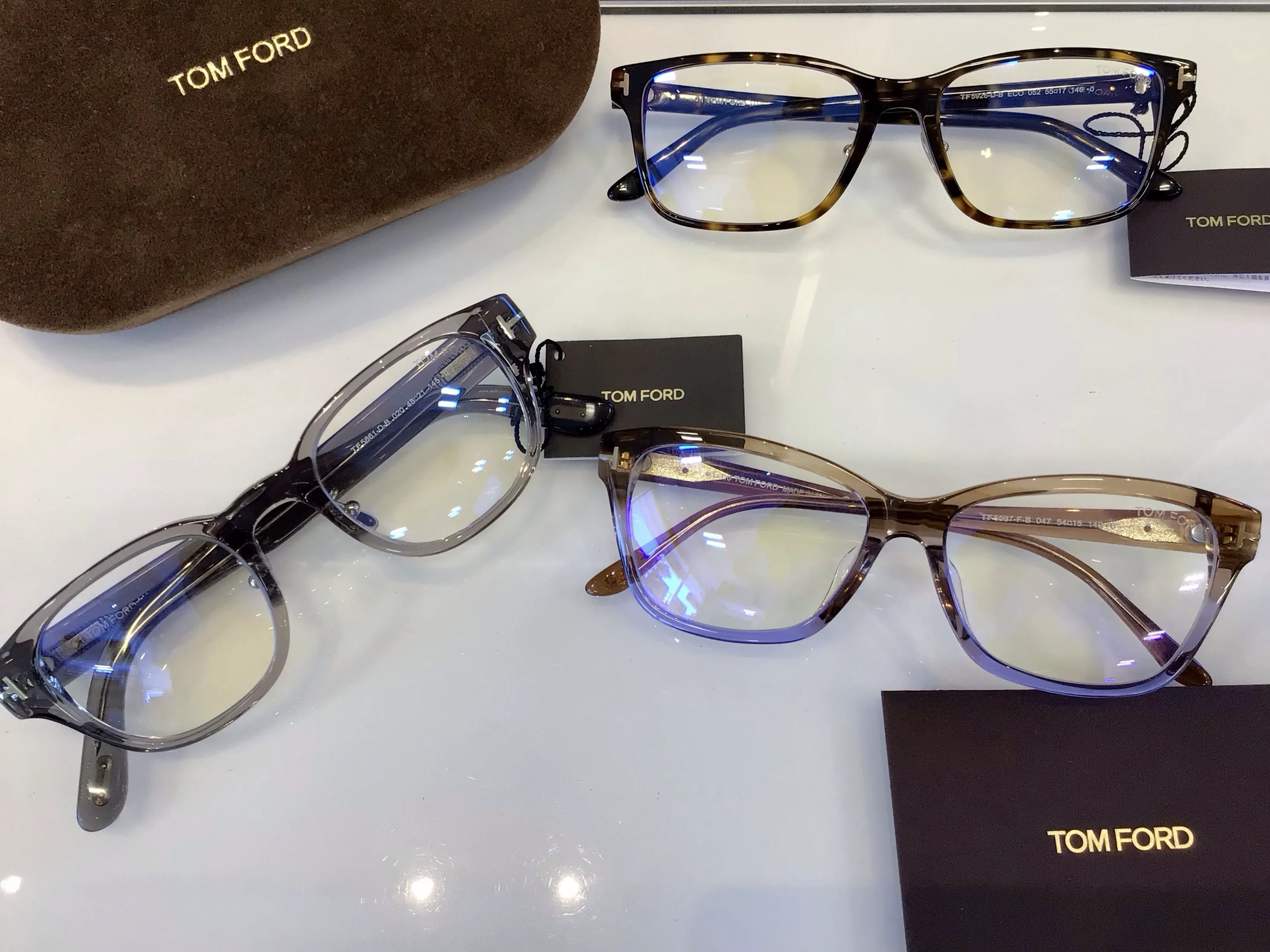 メガネスーパー姫路花田店の売れ筋TOMFORDのフレームを展開したディスプレイ