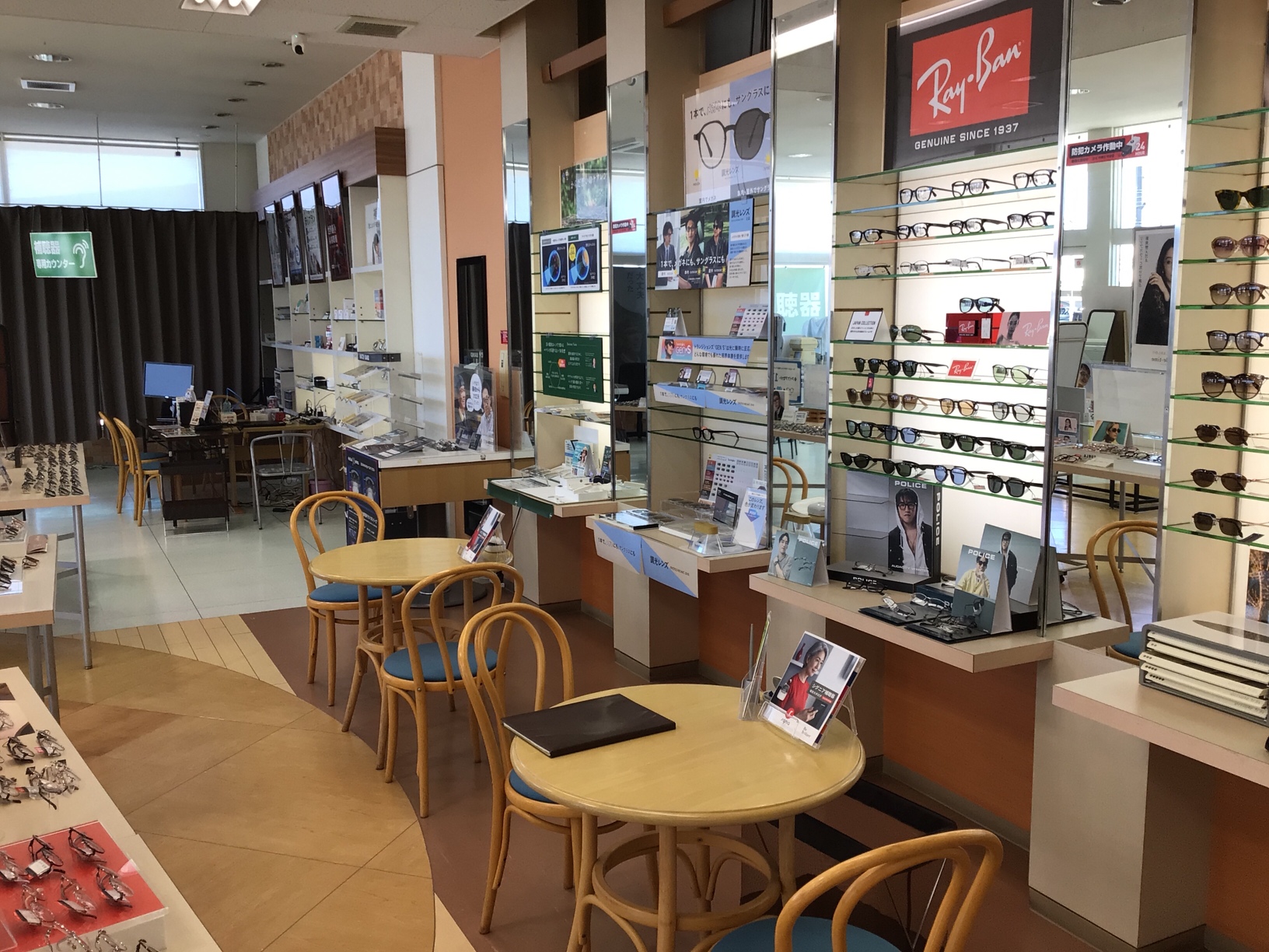 メガネハウス掛尾店の店内接客テーブル