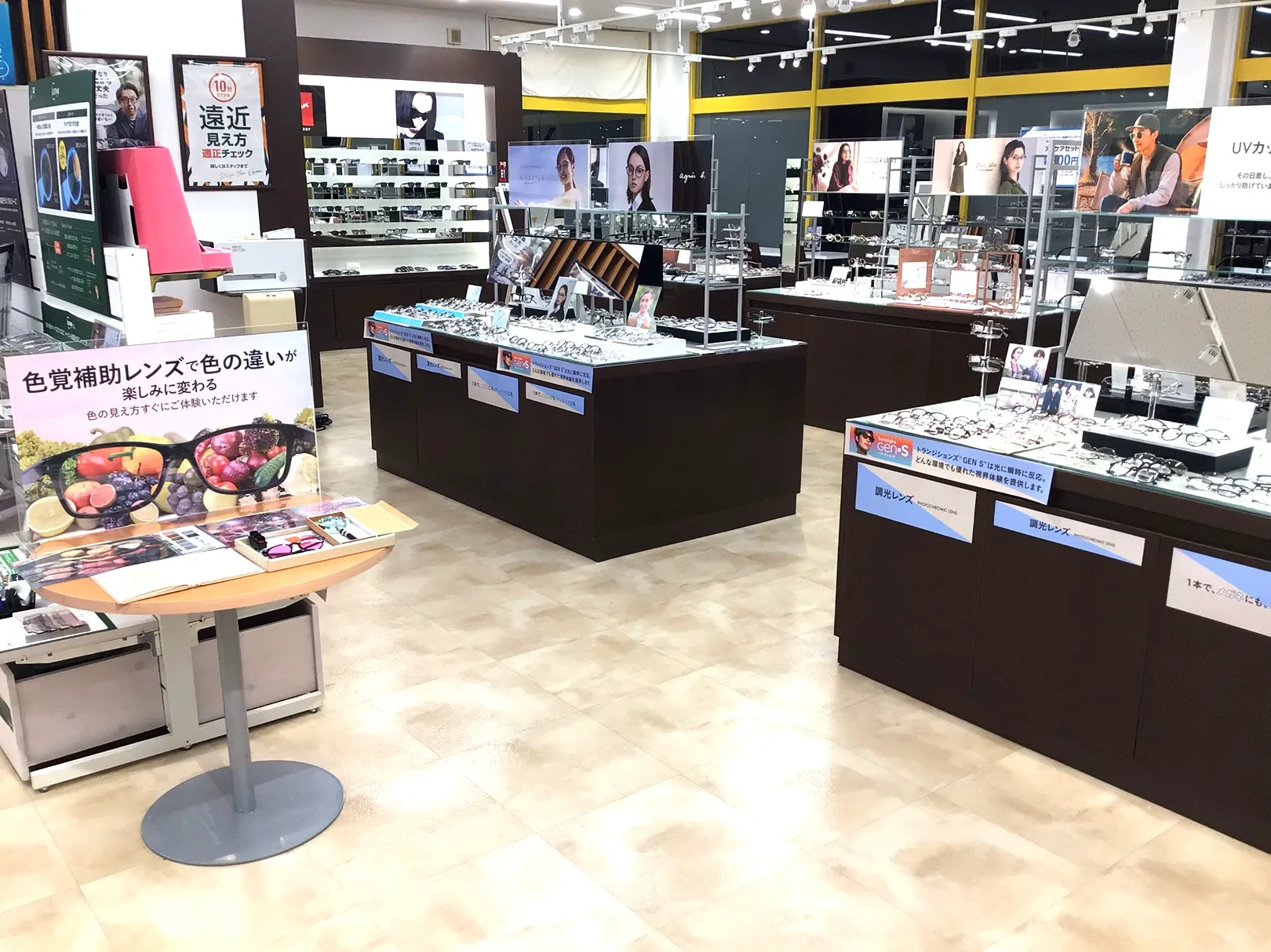 メガネスーパー津島店の店内。247.5㎡の広々とした店内です。トムフォードなど多数のブランドを扱っています。