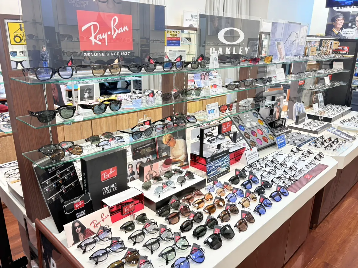 メガネスーパー名古屋大須店のレイバンコーナー