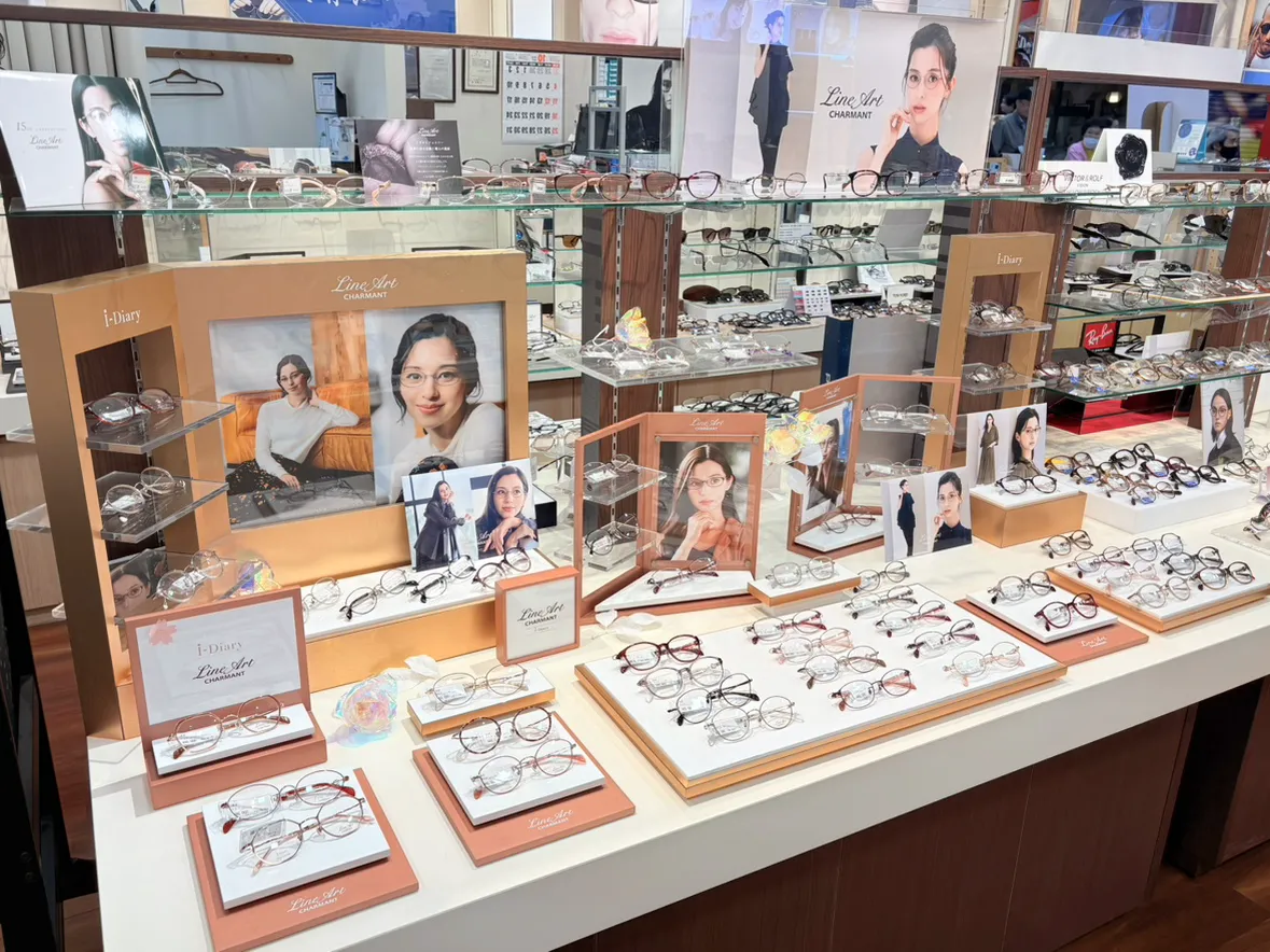 メガネスーパー名古屋大須店のラインアートコーナー女性