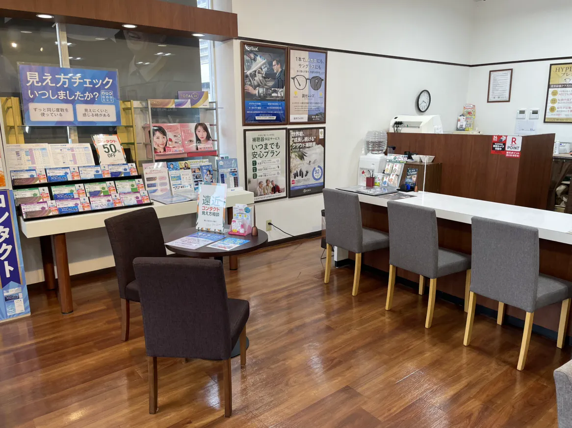 メガネスーパーフレスポ赤塚店の店内　広々としたカウンタースペース