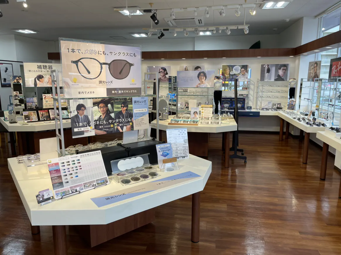 メガネスーパーフレスポ赤塚店の店内、様々なブランドを扱っております