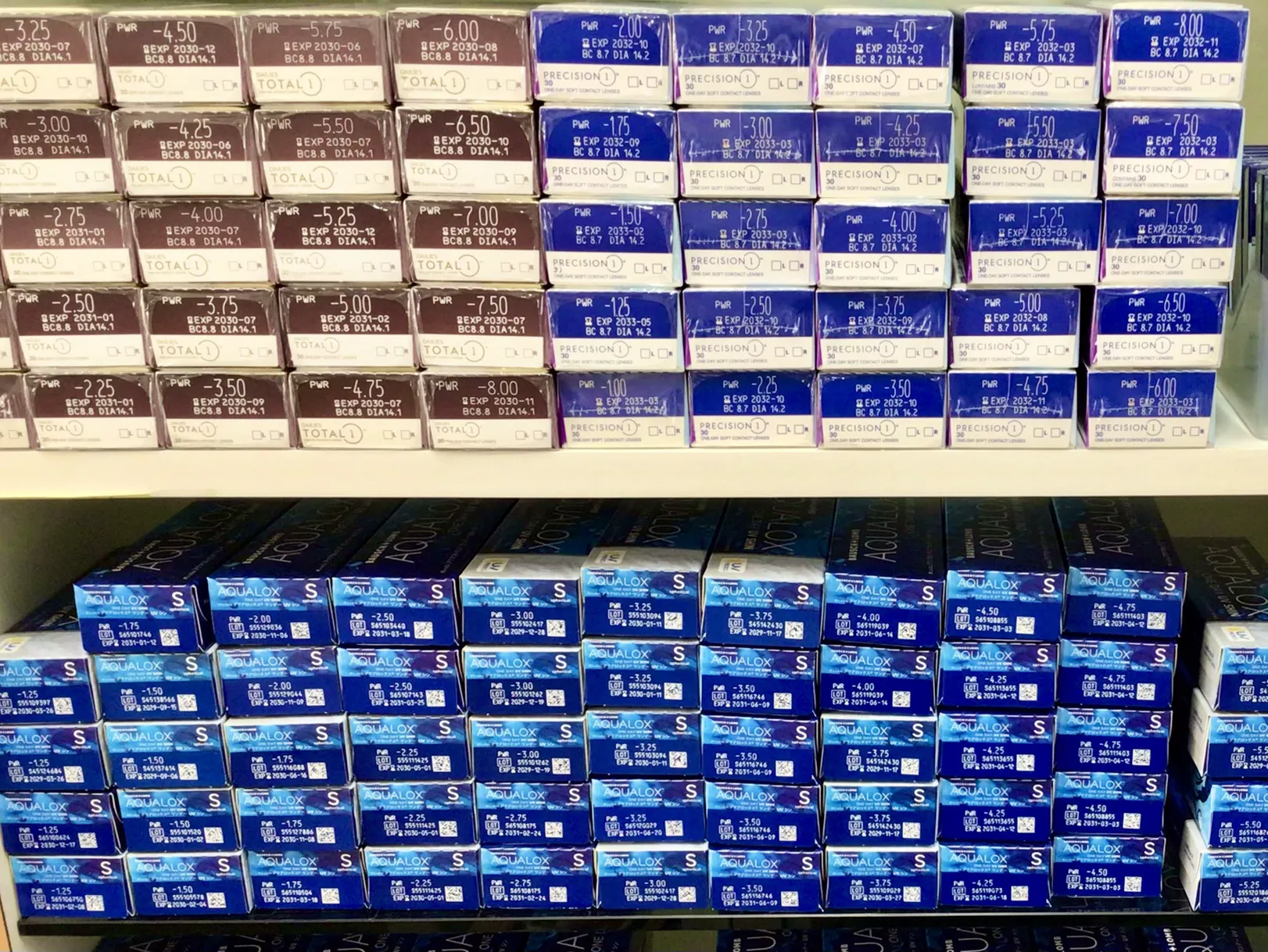 メガネスーパー遠野バイパス店のコンタクトレンズ陳列棚