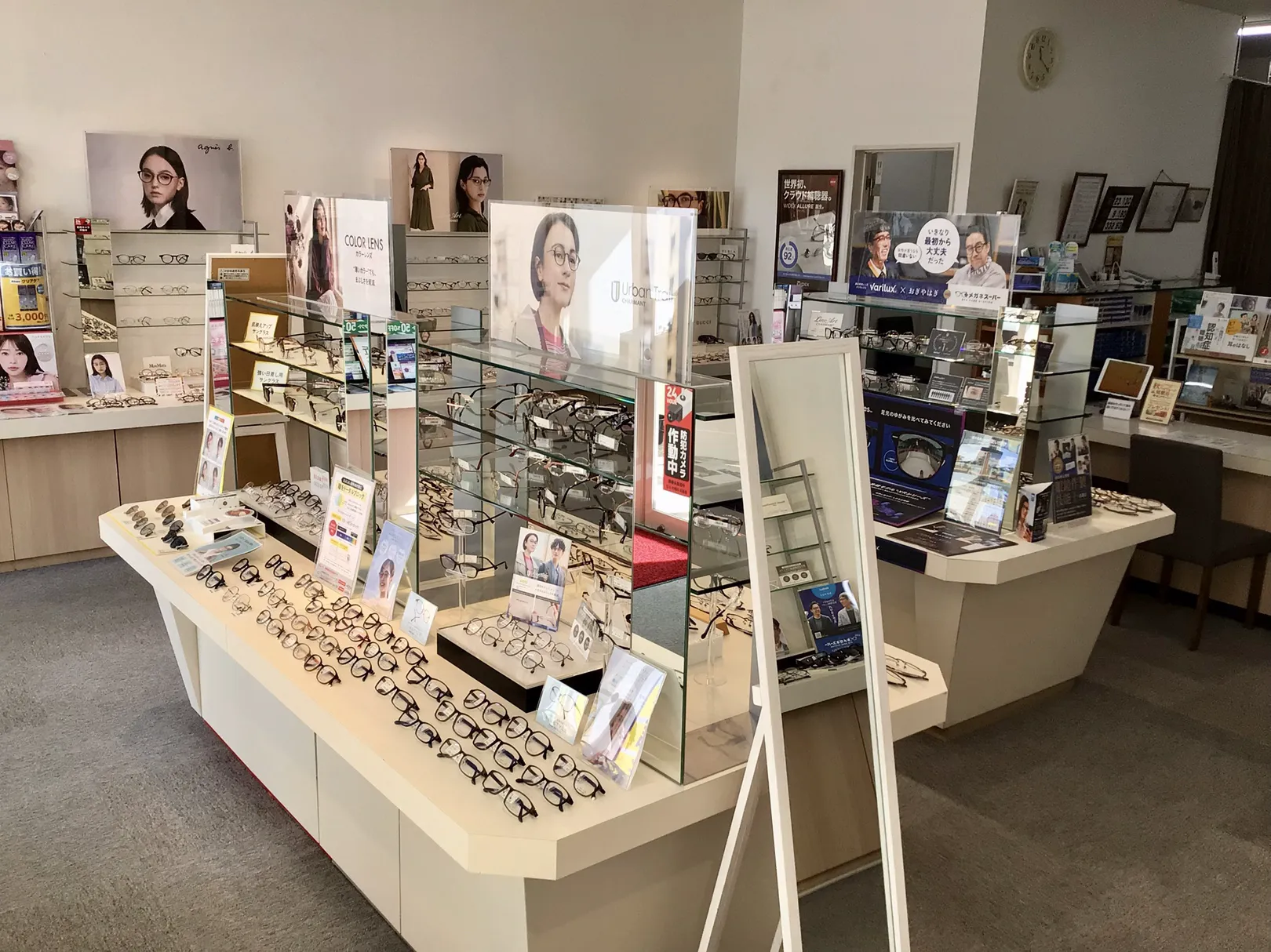 メガネスーパー遠野バイパス店の店内、フレーム、サングラス、カラーレンズの展示