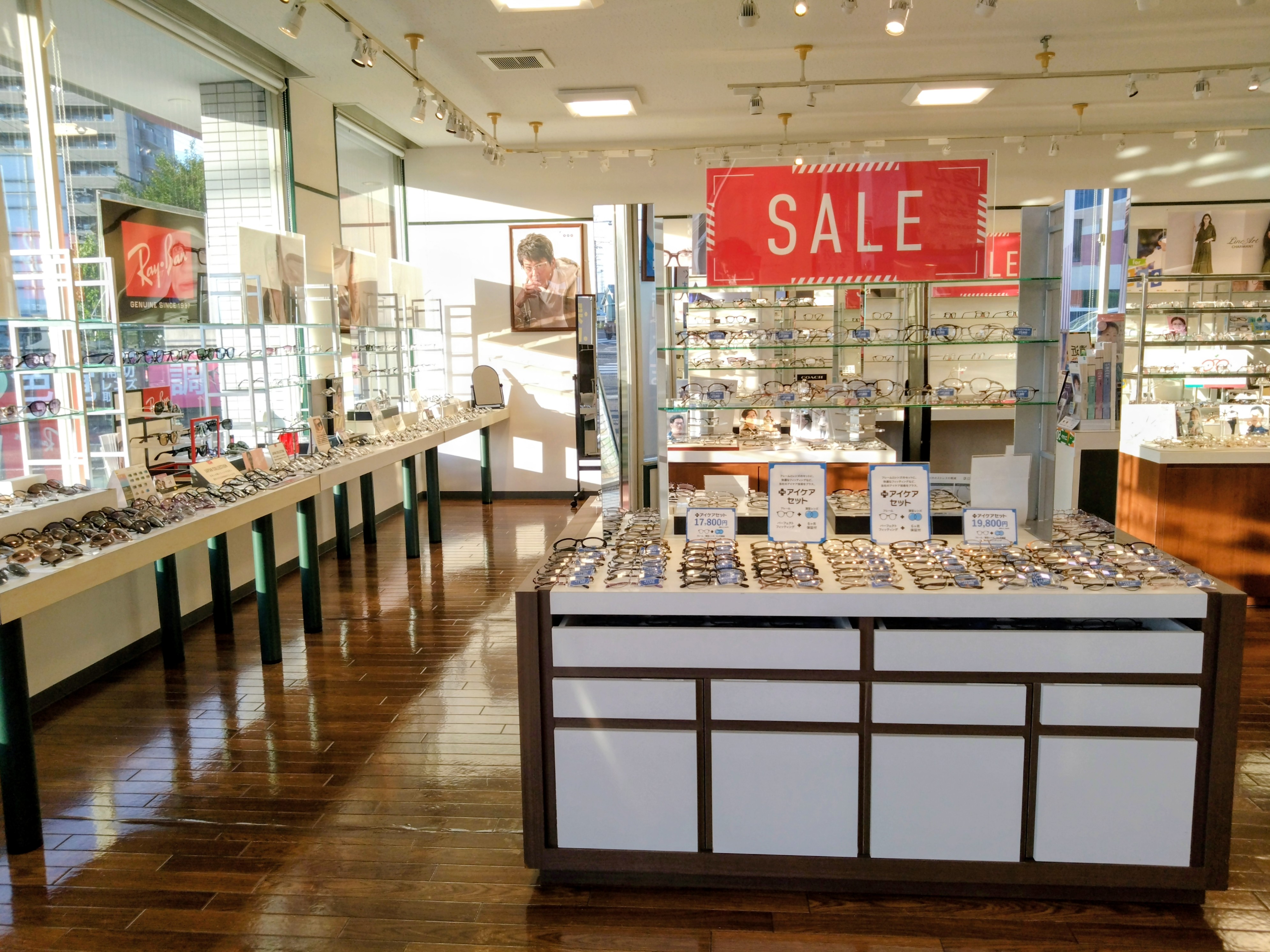 メガネスーパー岐阜加納店の店内入り口側より　商品が並ぶ明るい広々とした売場