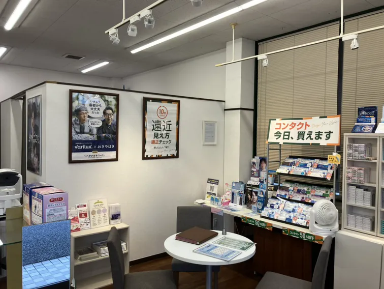 メガネスーパー北本桶川店の店内、コンタクトカウンター