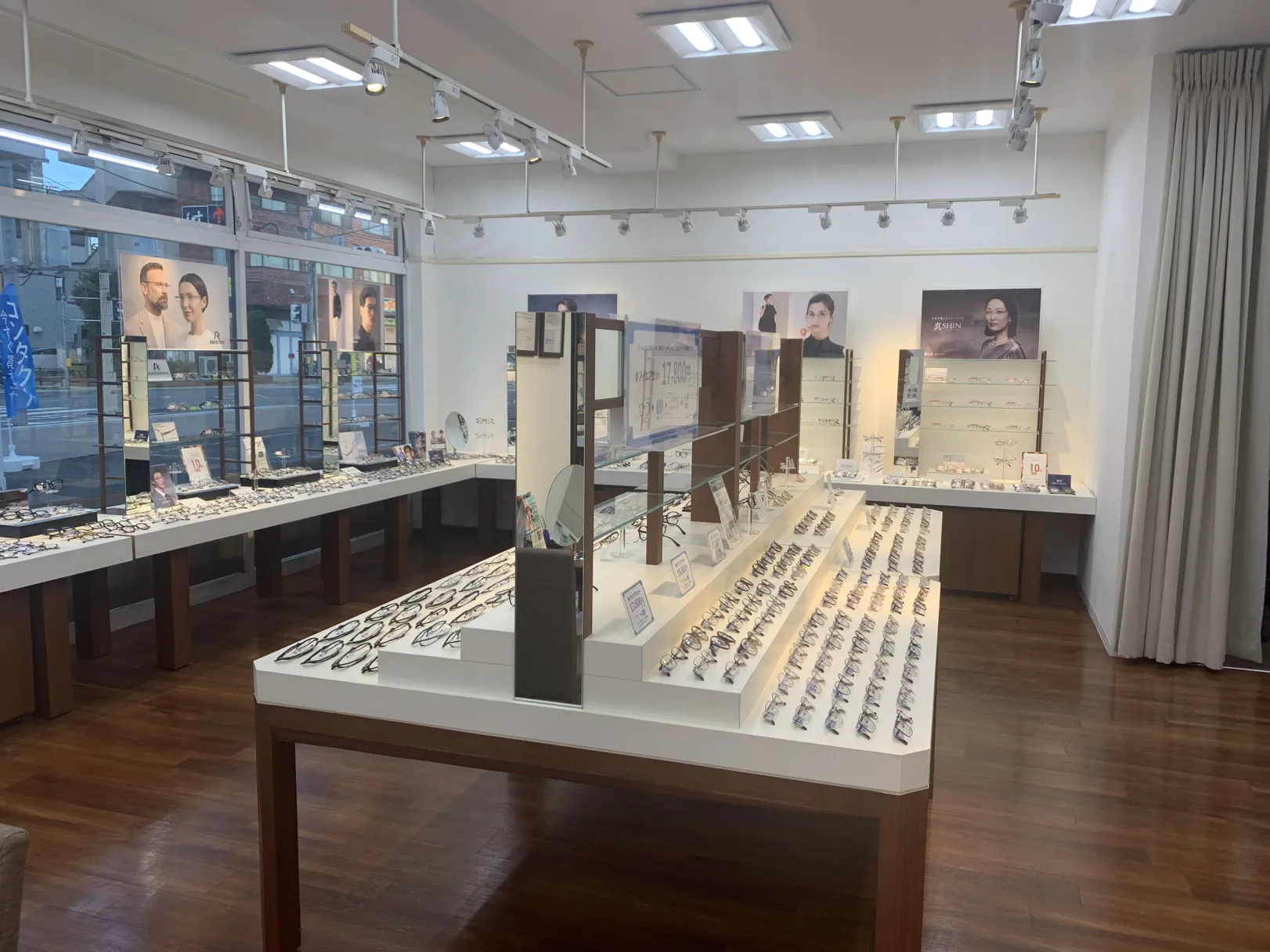 メガネスーパー東大宮店、メガネ、展示写真③