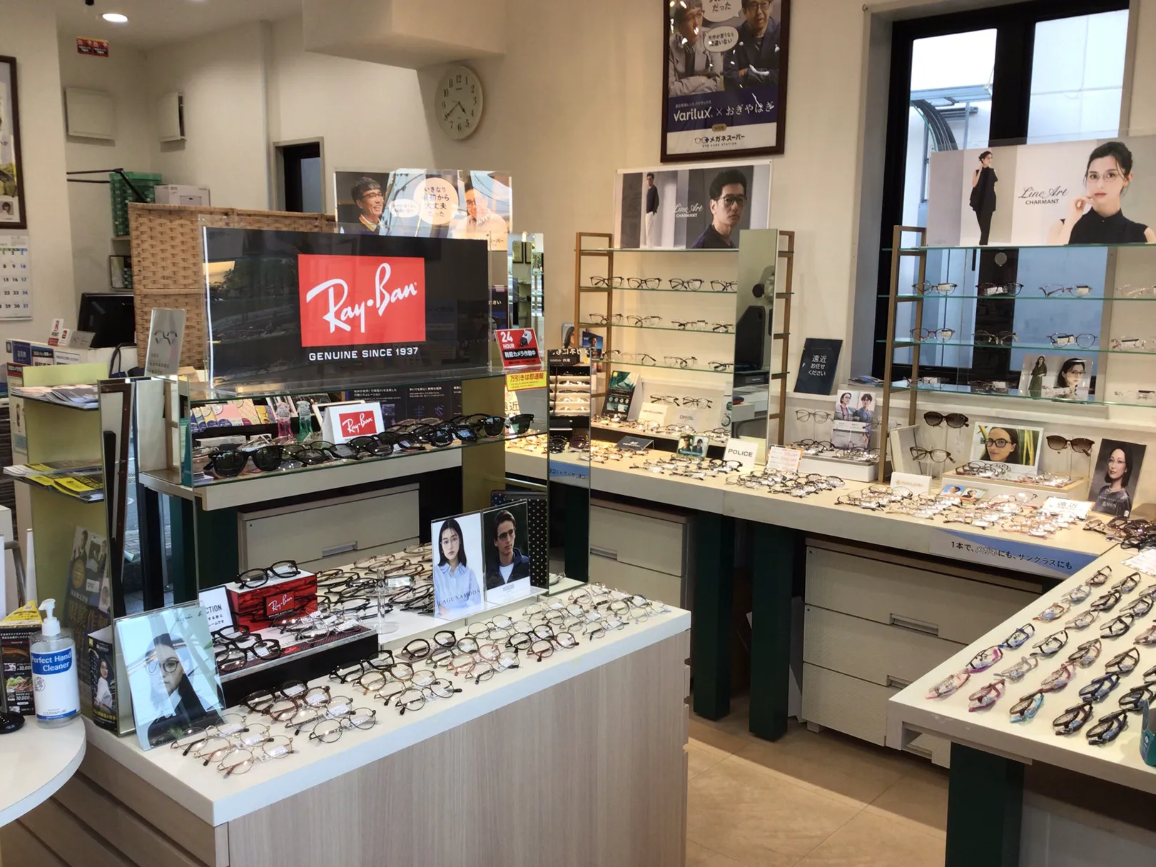 メガネスーパー所沢陸橋通り店、フロア展示