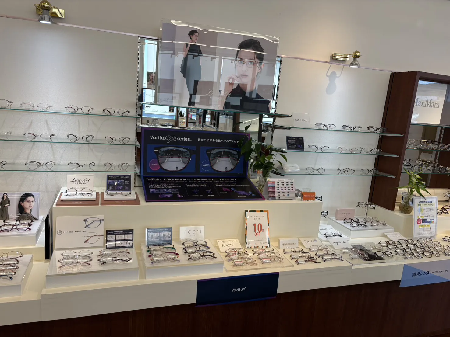 メガネスーパー鶴岡南SC店の店内、女性向けのLINEARTやBANERINAが並ぶ