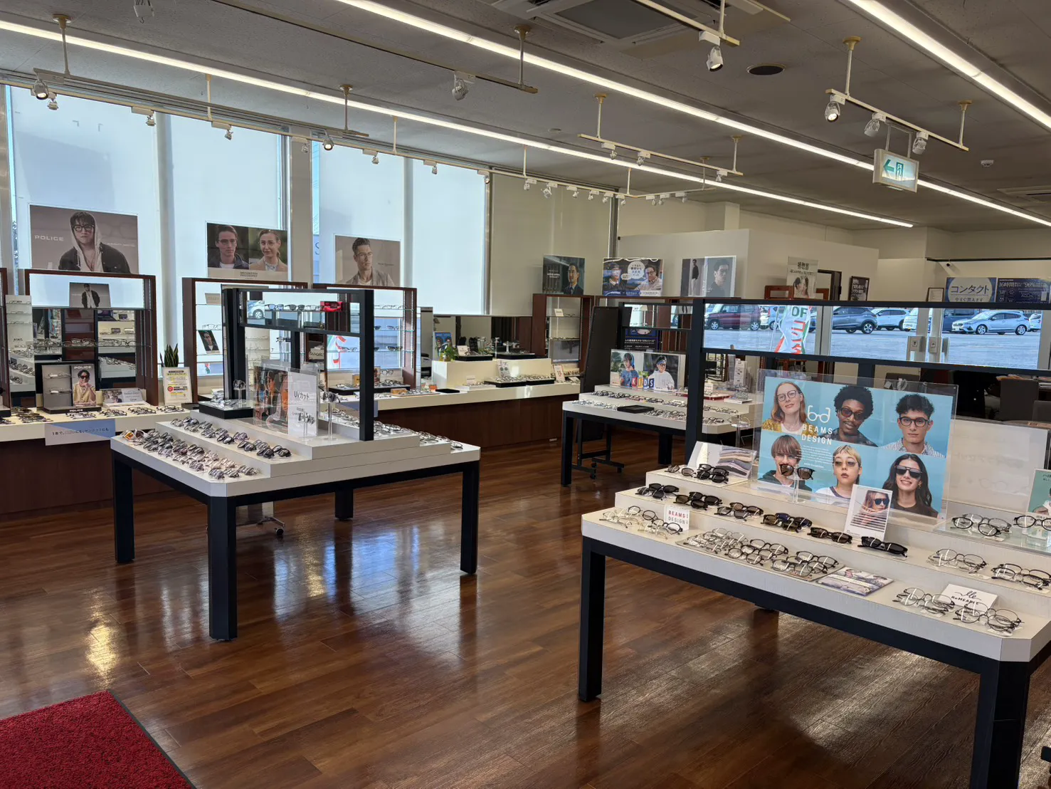 メガネスーパー鶴岡南SC店の店内、BEAMSのフレームやサングラス