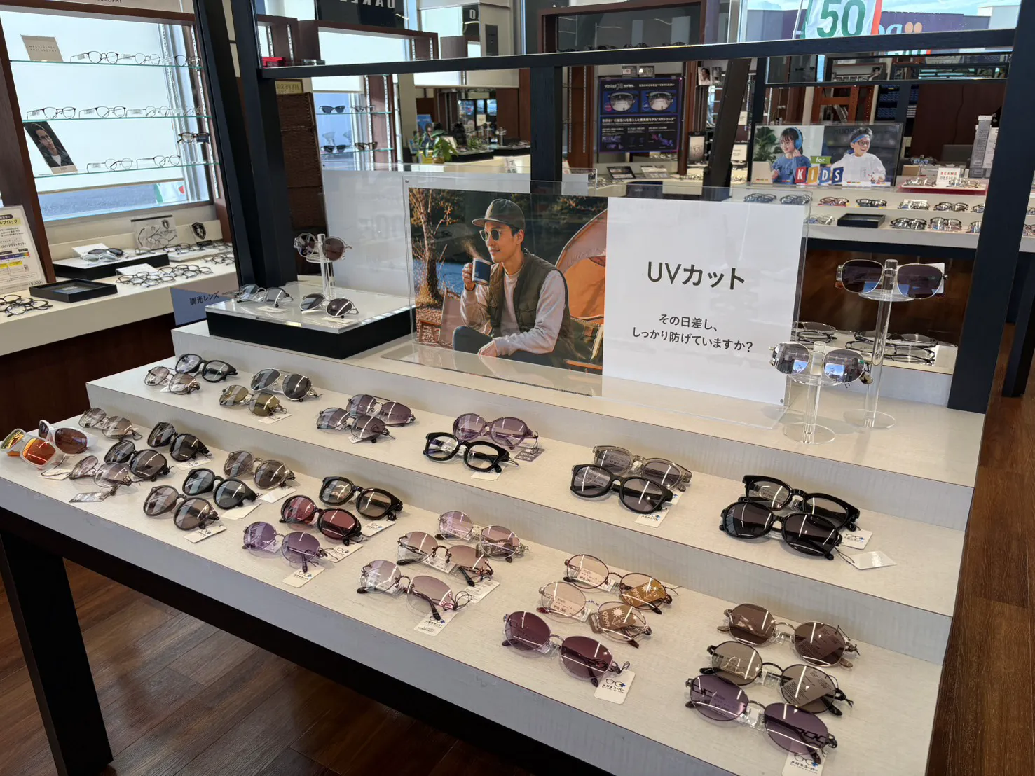 メガネスーパー鶴岡南SC店の店内、サングラスコーナー