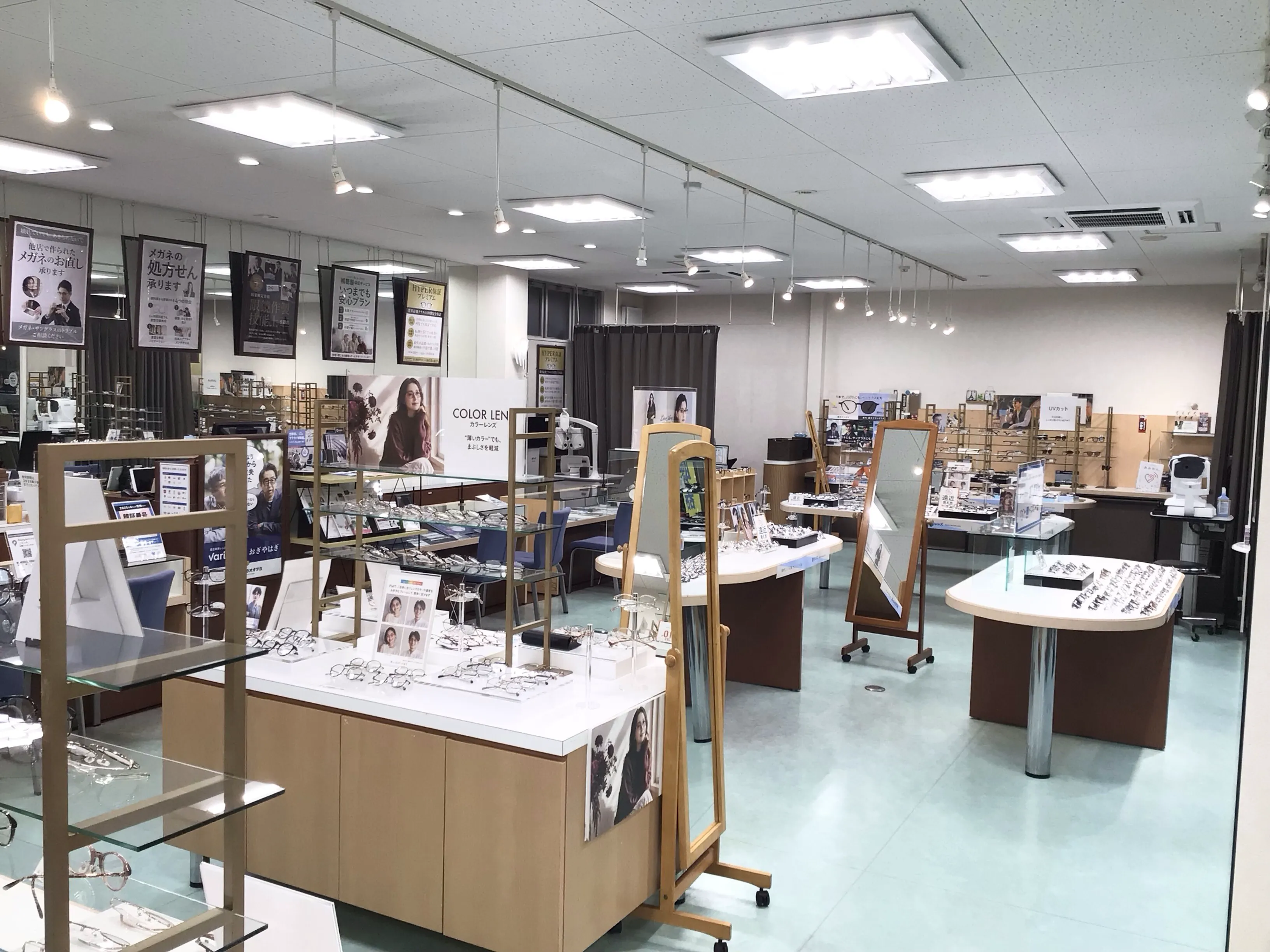 メガネのオオツカ近江八幡店。フロア全体