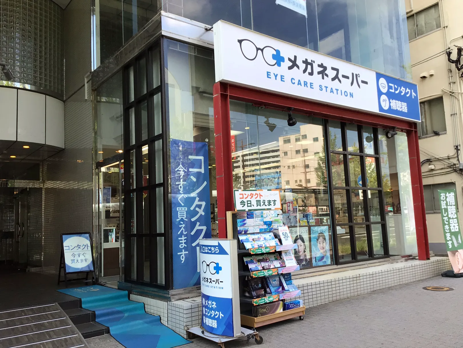 メガネスーパー鹿児島中央駅前店の外観、ブランドロゴが見える入口