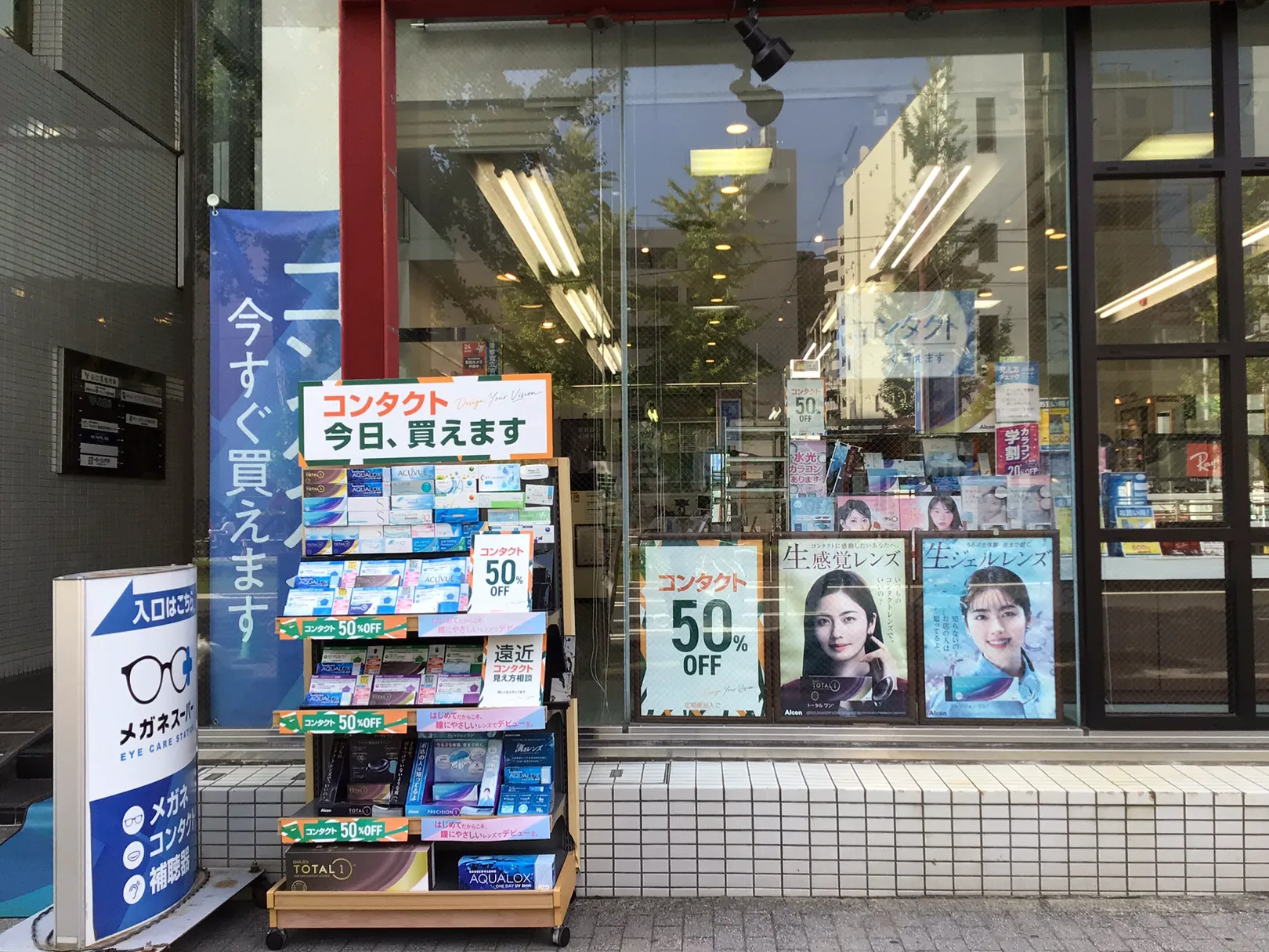 メガネスーパー鹿児島中央駅前店の店頭、コンタクトレンズの展示ワゴン