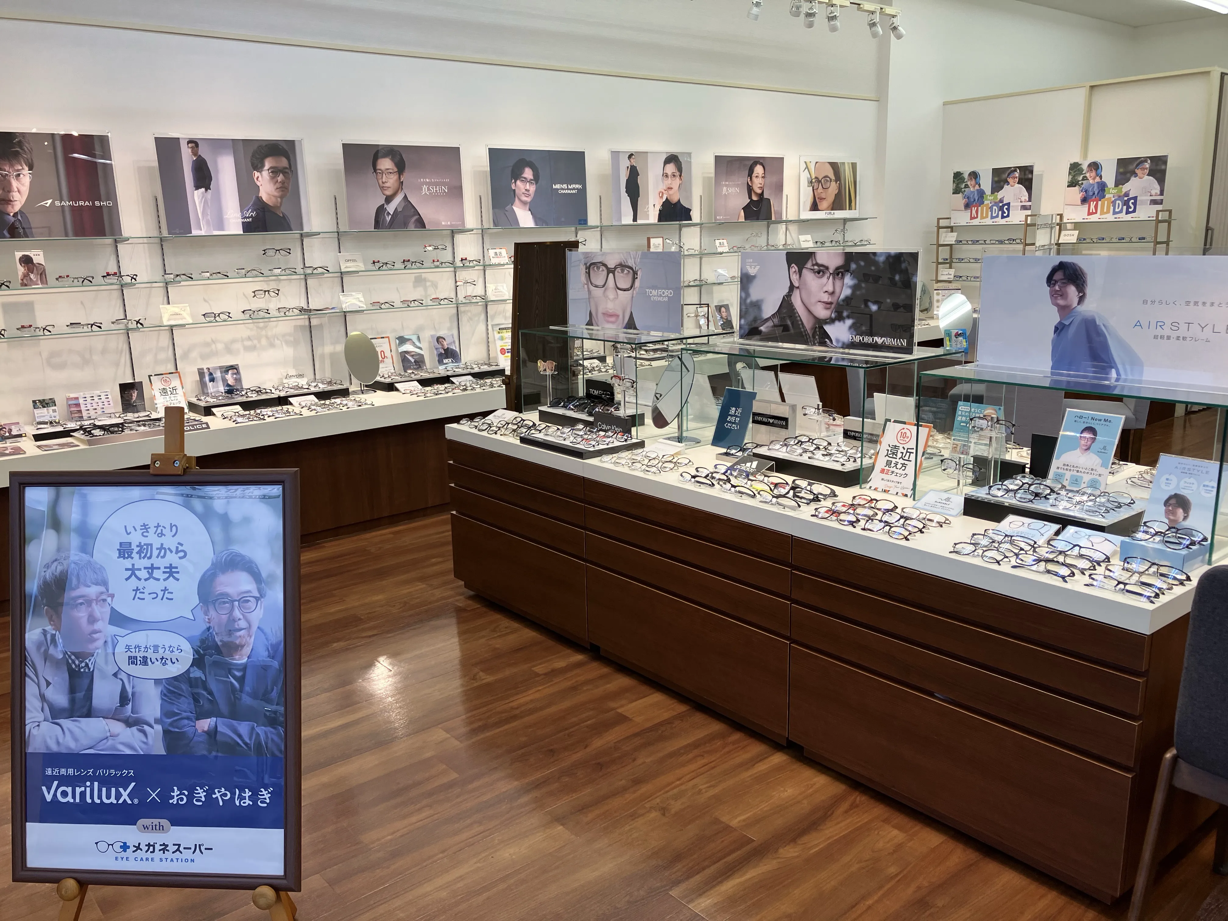メガネスーパー糸魚川店の店内、木目調の什器がならぶ広々とした売り場