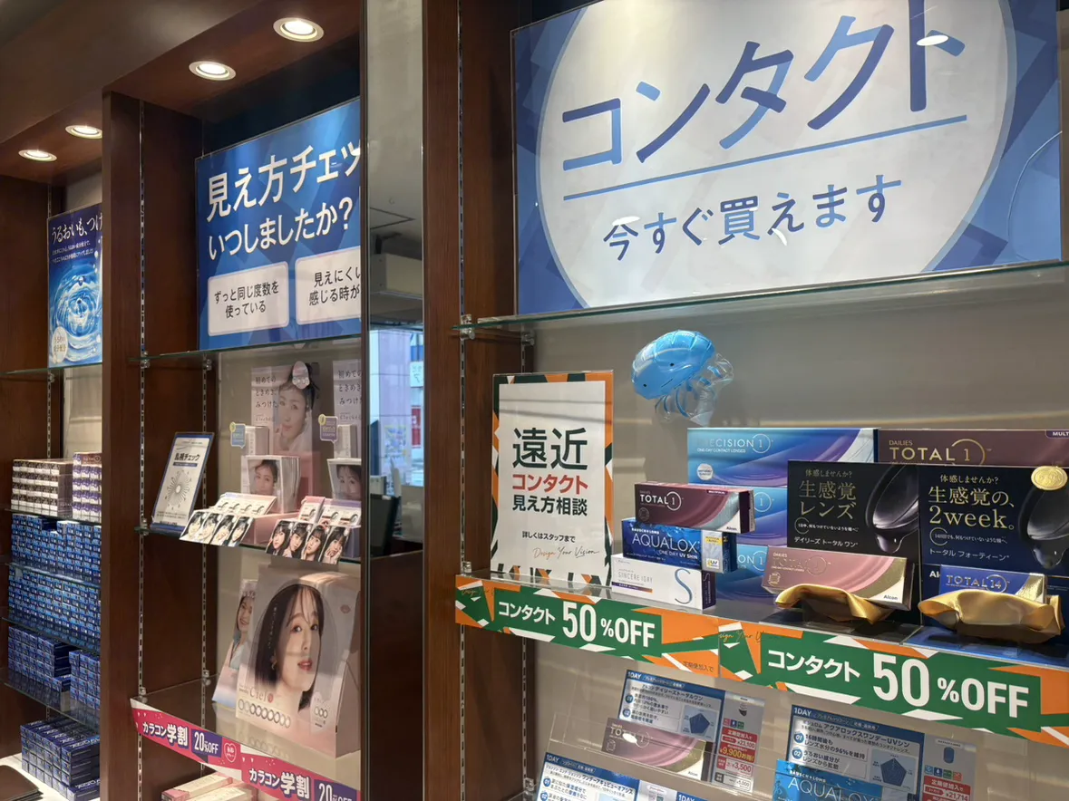 メガネスーパー相模大野駅前店の店内、コンタクトレンズのディスプレイ