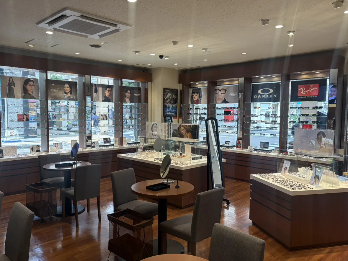 メガネスーパー相模大野駅前店の店内、商品が並ぶ明るい広々とした売場