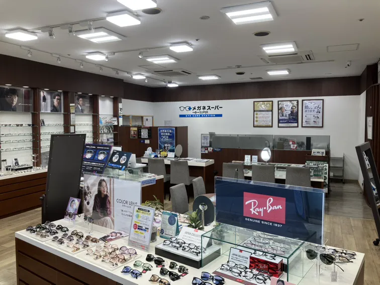 メガネスーパー八王子本店 入口から見た店内風景