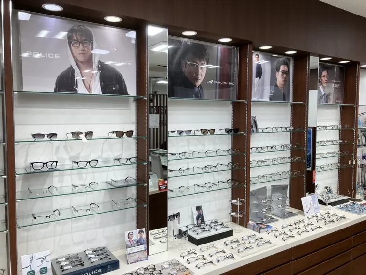 メガネスーパー八王子本店 店内の男性コーナー 複数のブランドフレーム