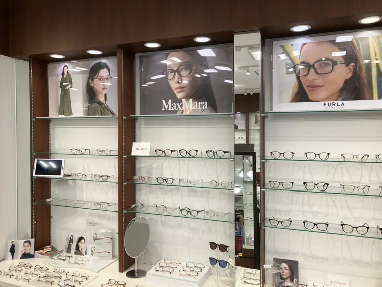 メガネスーパー八王子本店 店内の女性コーナー