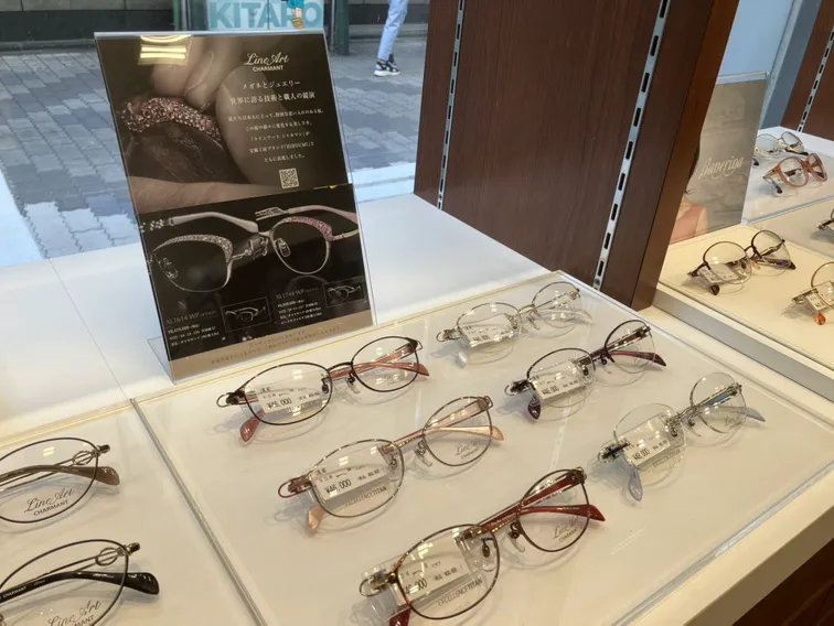 メガネスーパー調布本店 ジュエリー付ラインアートも取り扱い中