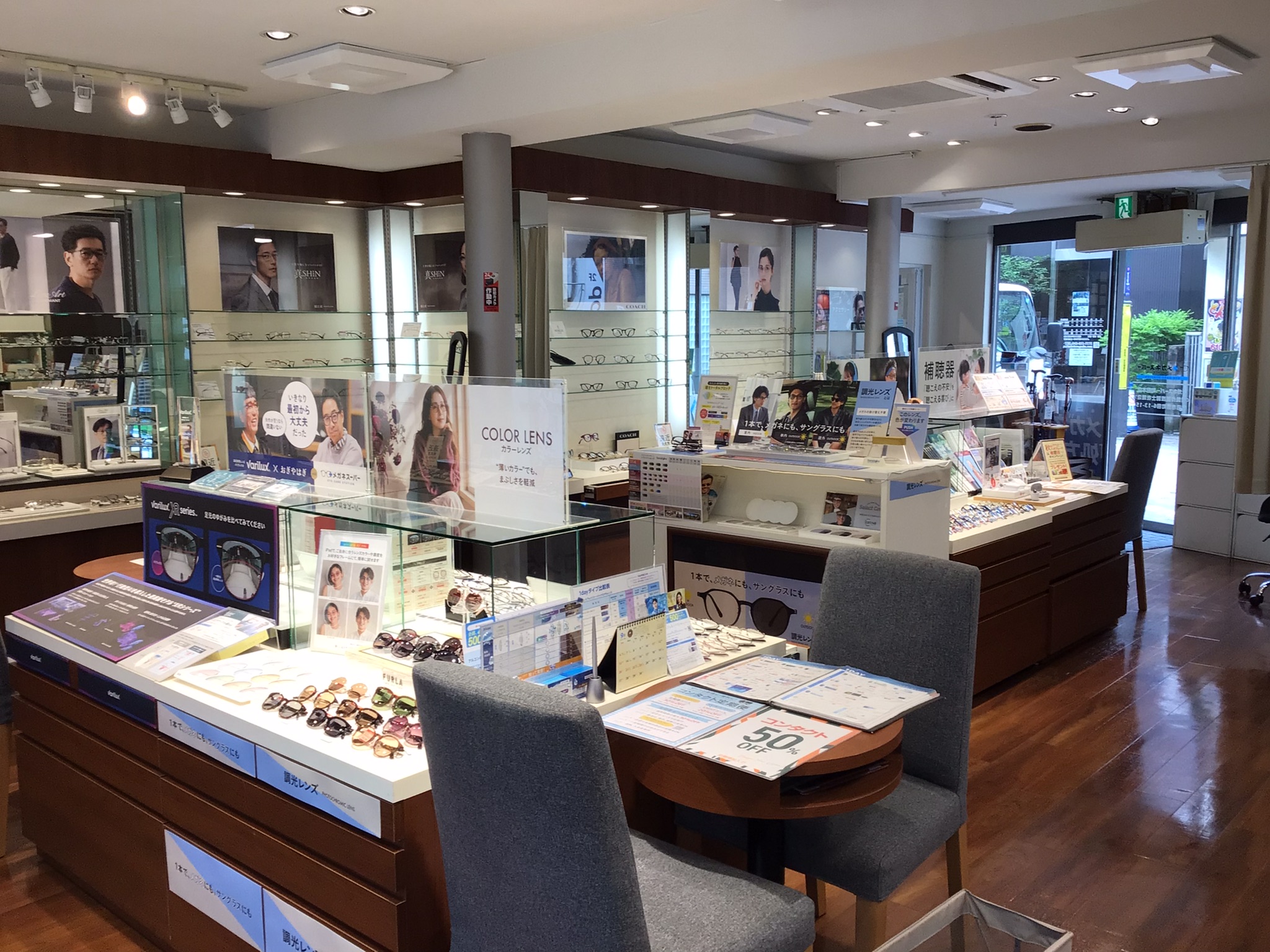 メガネスーパー町田本店の⽊目調と白を基調とした店内売場