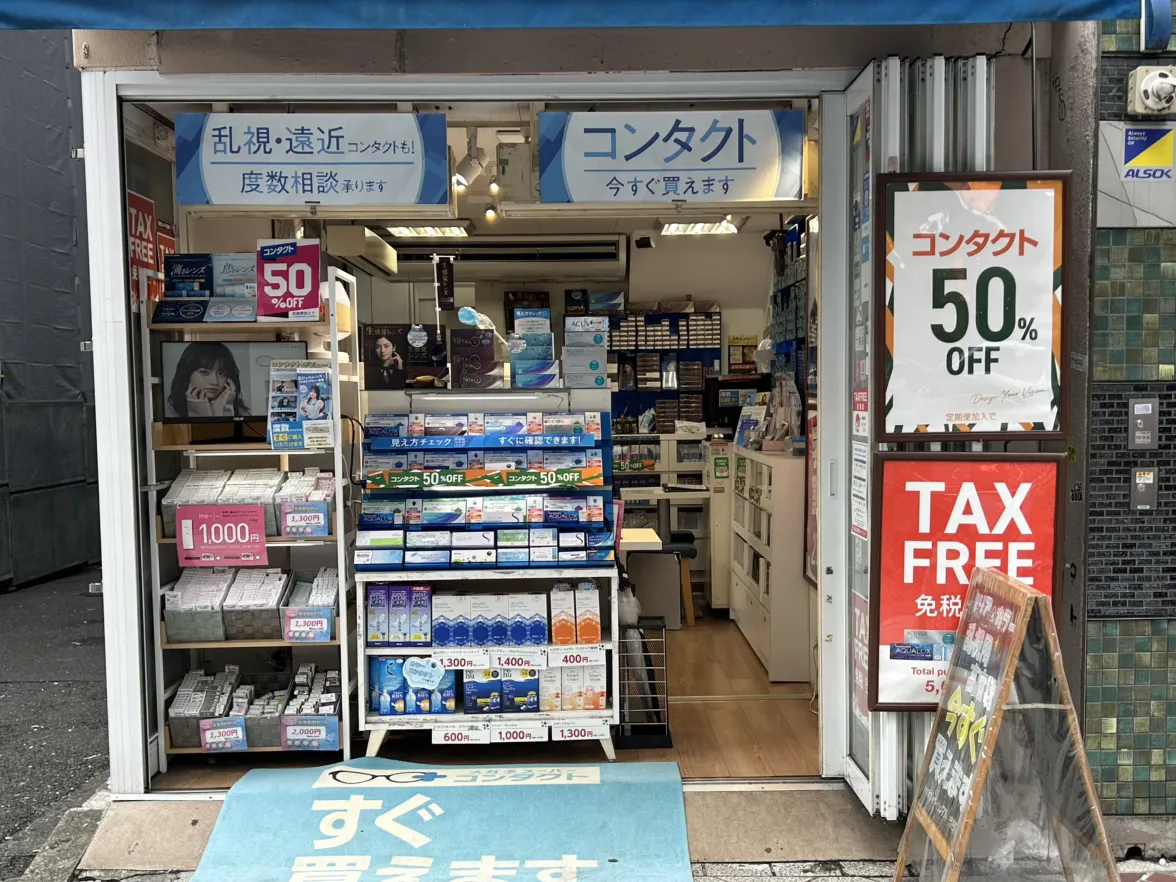 メガネスーパーコンタクト渋谷店店前コンタクト展示