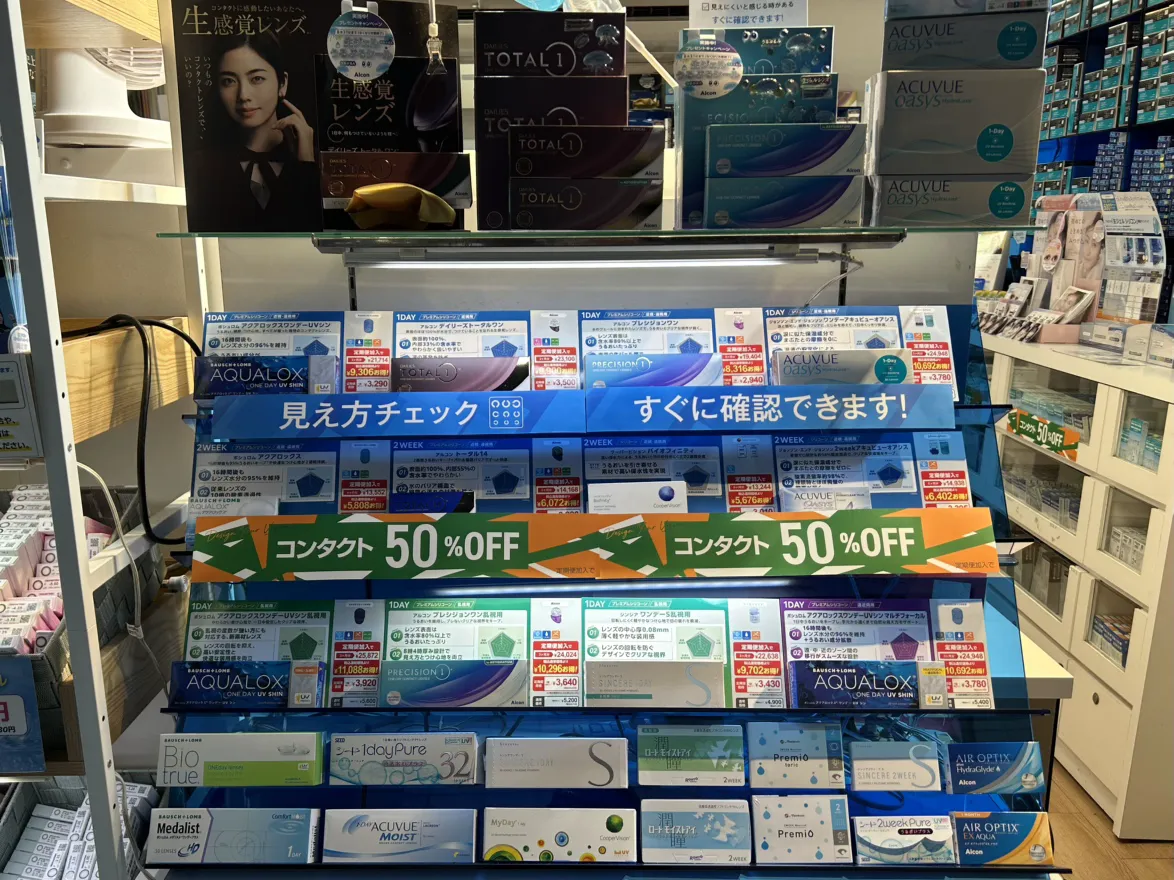 メガネスーパーコンタクト渋谷店クリアレンズ展示