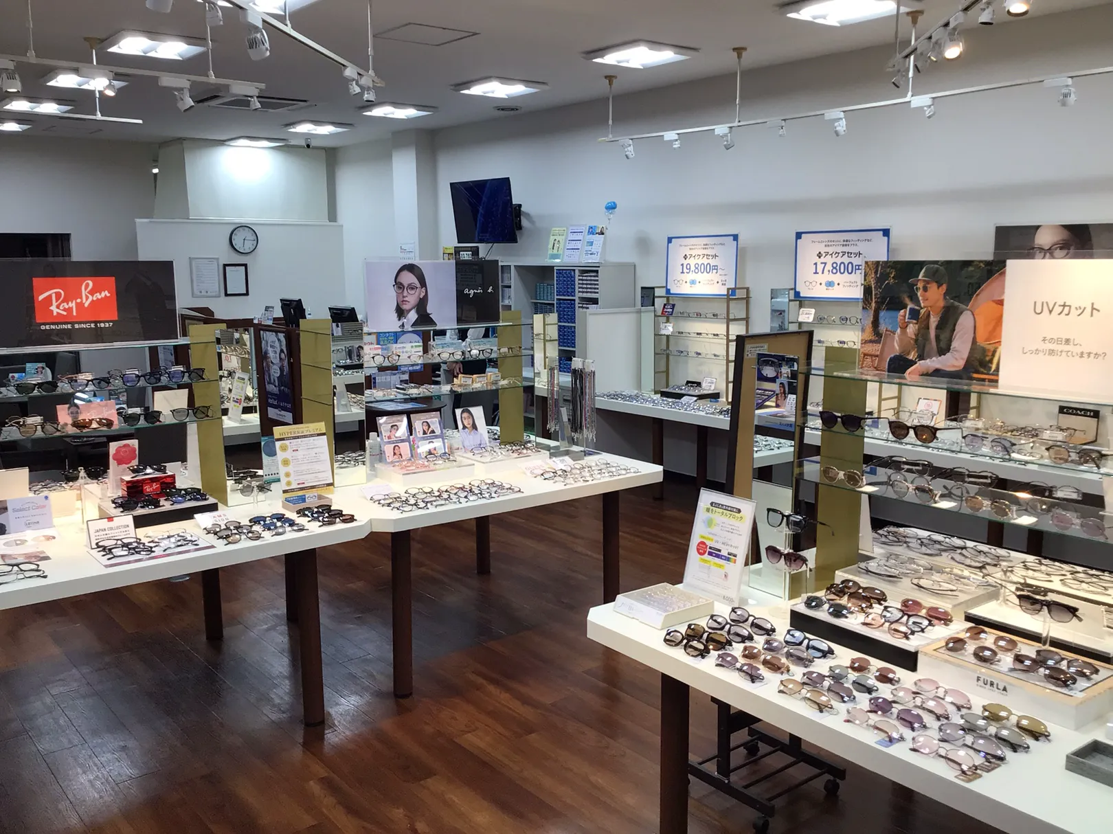 メガネスーパー長野若槻店の店内、メガネやサングラスなどが陳列された売場