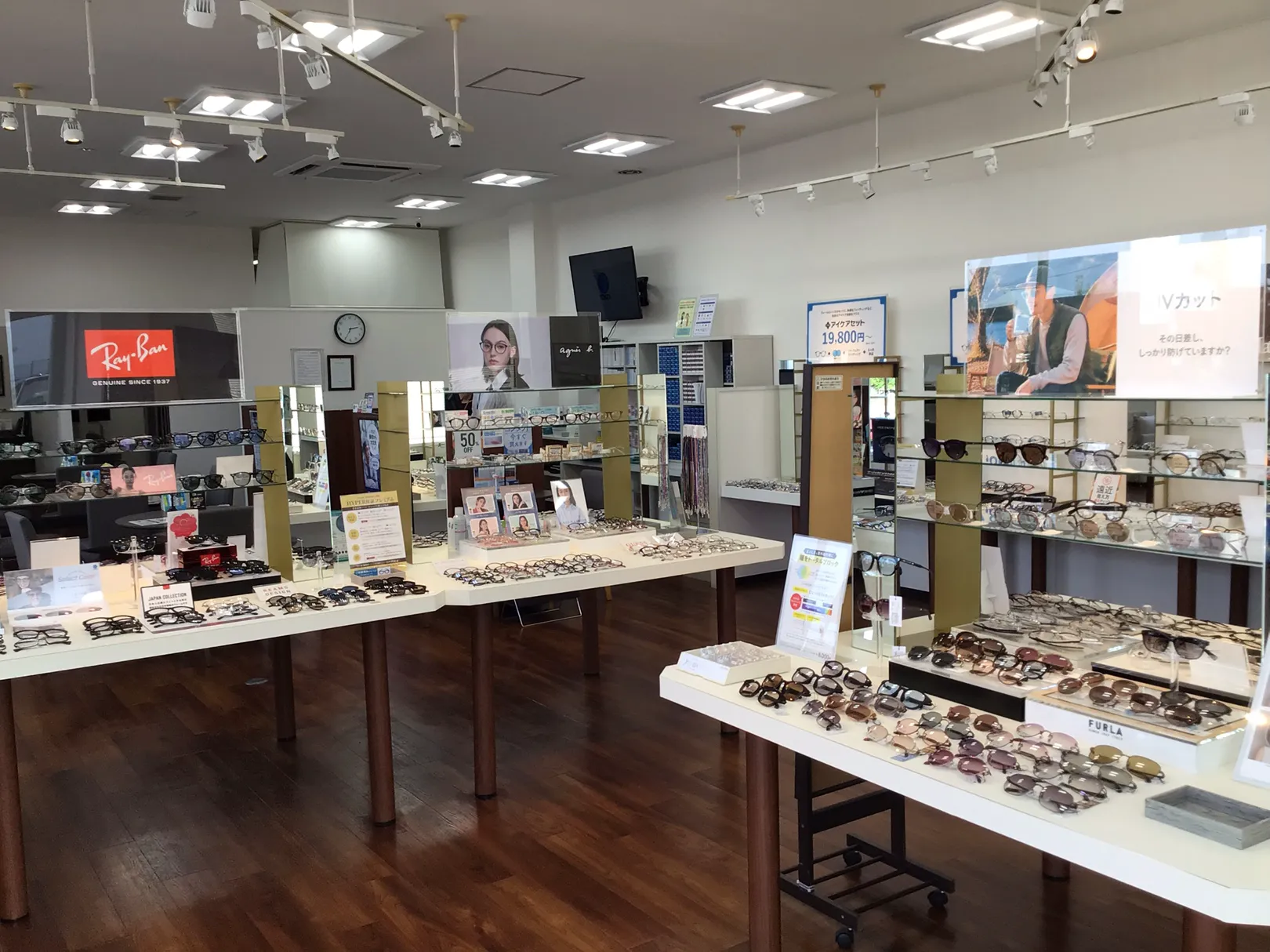 メガネスーパー長野若槻店の店内、メガネやサングラスなどが陳列された売場