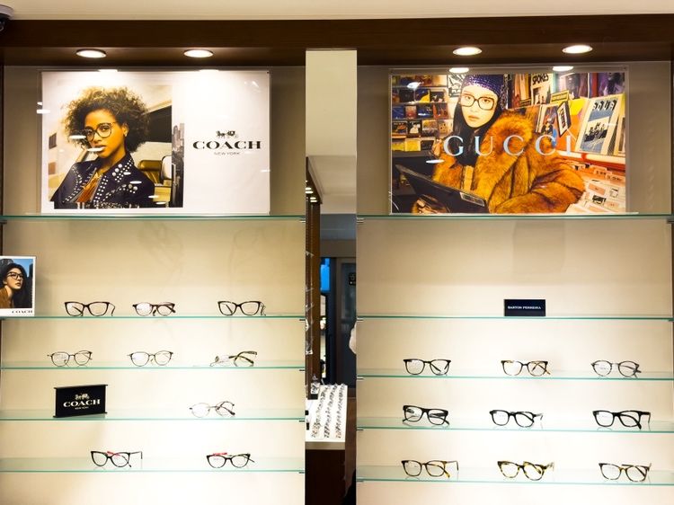 メガネスーパー天六店　GUCCIやCOACHのフレームを展開した売り場