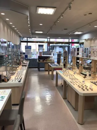 メガネスーパー船橋店　明るく広々とした売り場