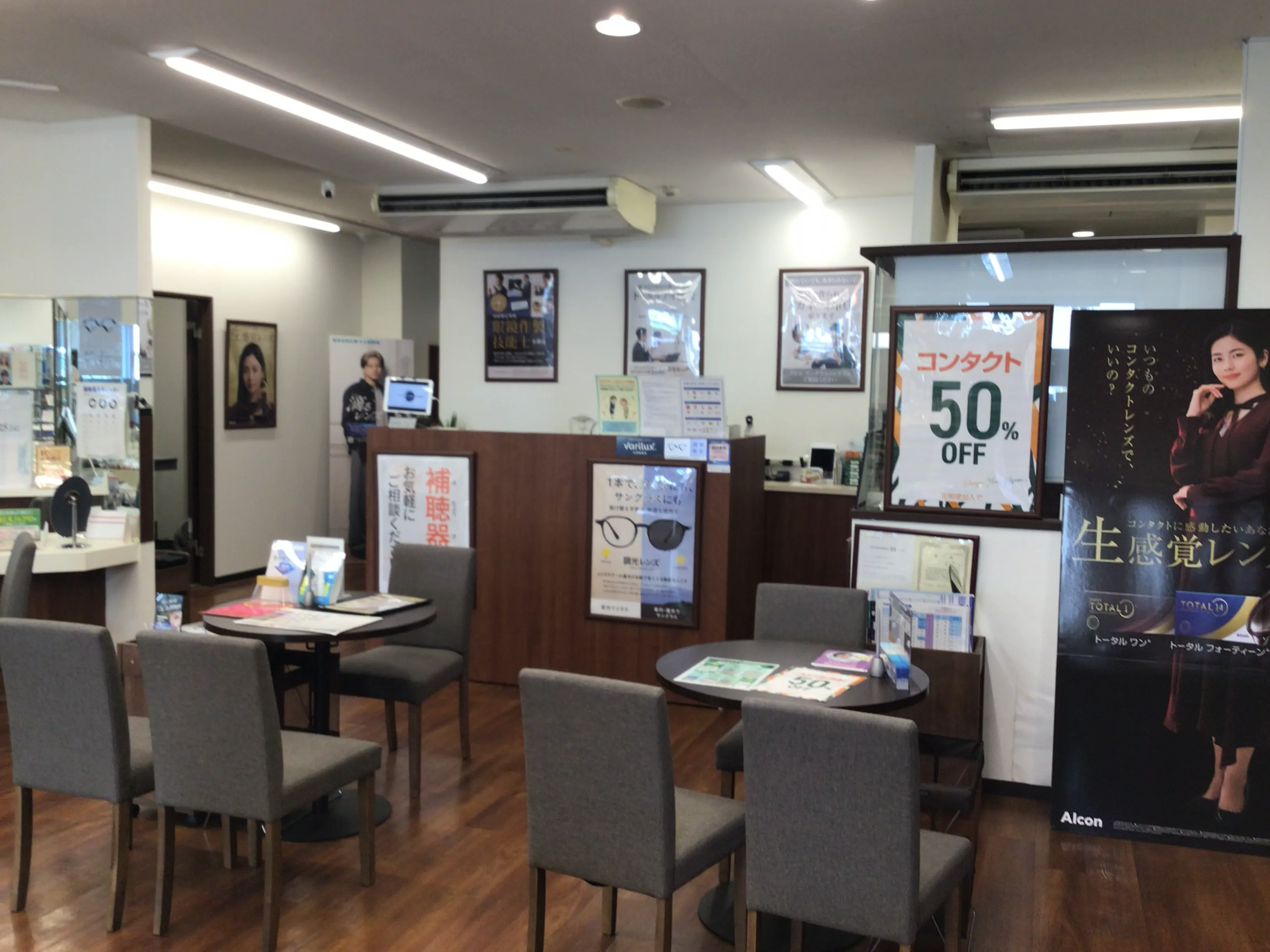 メガネスーパー市原五井店の店内