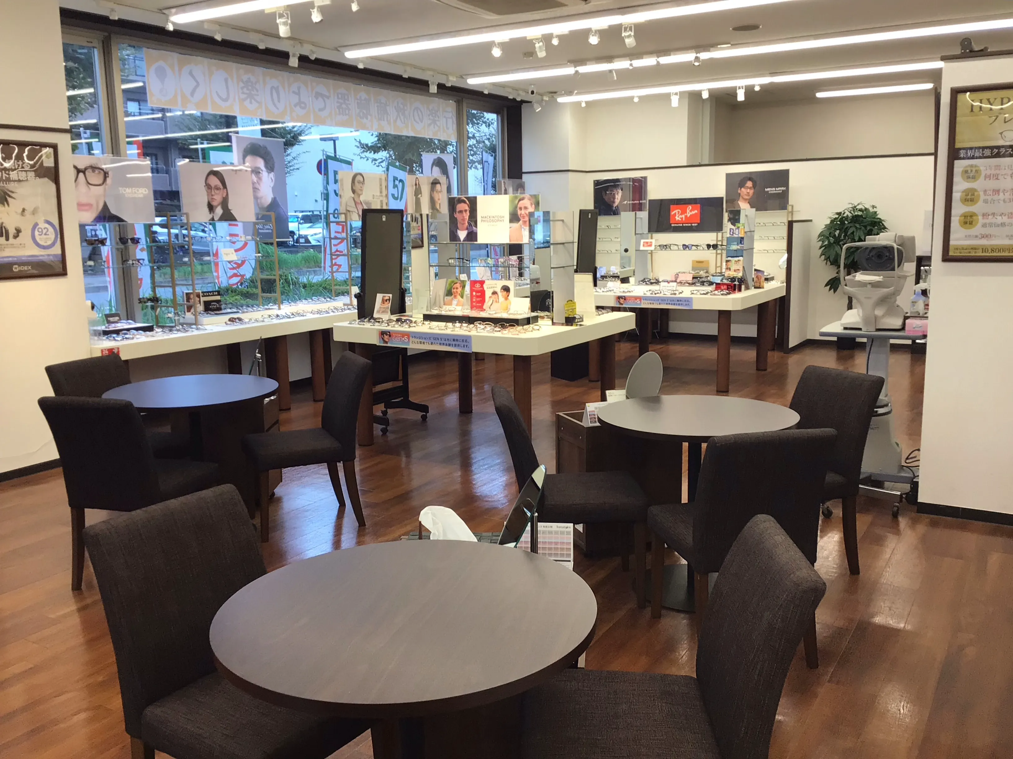 木目調の什器を使用した店内売場