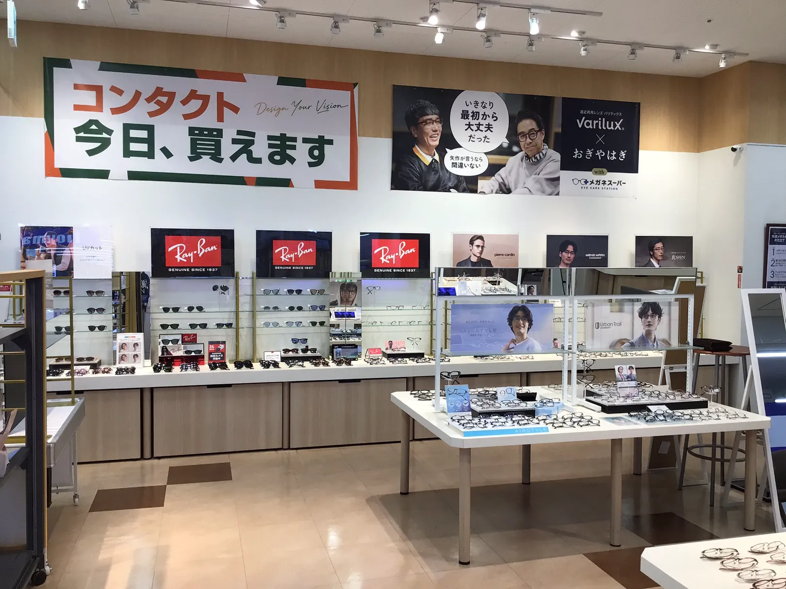 メガネスーパーコーナン川崎小田栄店の店内、RAYBANなどサングラスコーナー