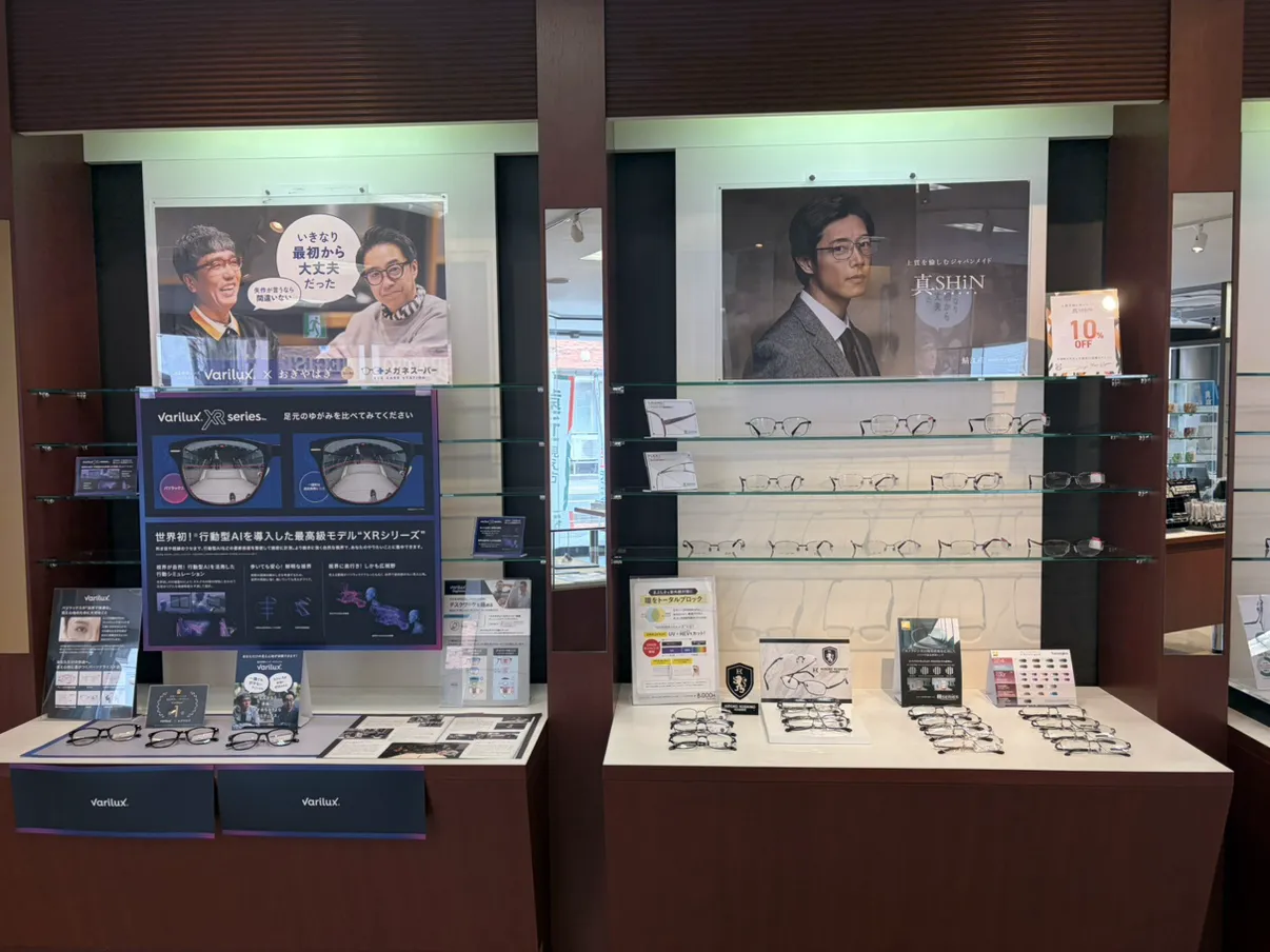 メガネのタカハシ店 バリラックスのコーナーと紳士フレームを展開した店内ディスプレイ
