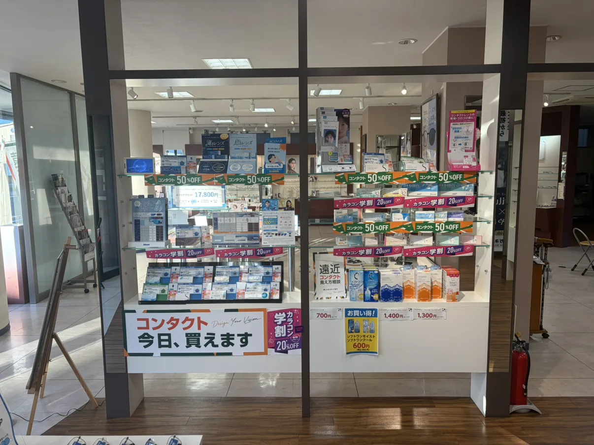 メガネのタカハシ店 クリアコンタクトレンズを展開した店内ディスプレイ