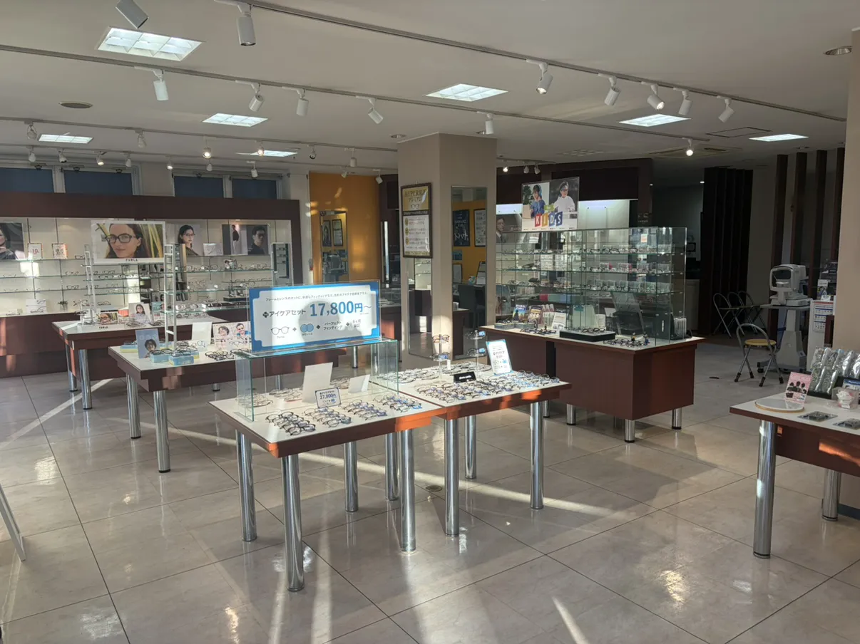 メガネのタカハシ店の店内 ⽊目調の什器を使用した店内売場