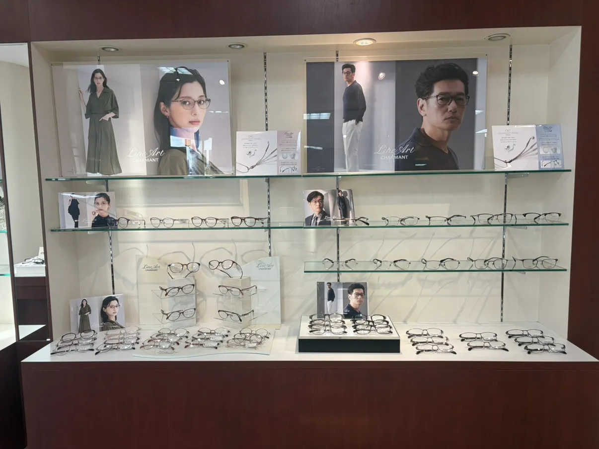 メガネのタカハシ店 LineArtのフレームを展開した店内ディスプレイ