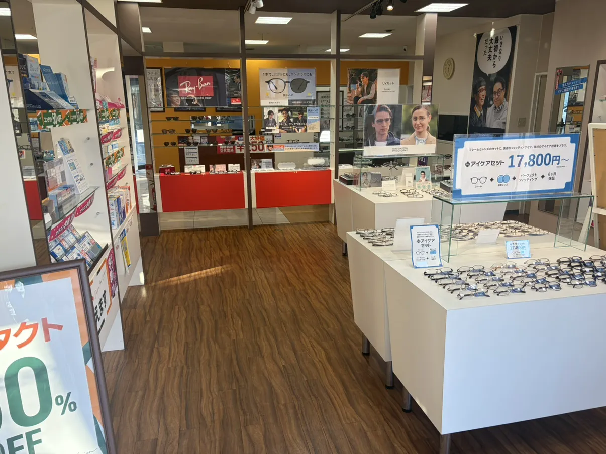 メガネのタカハシ店の店内 セット商品やブランド商品の店頭ディスプレイ