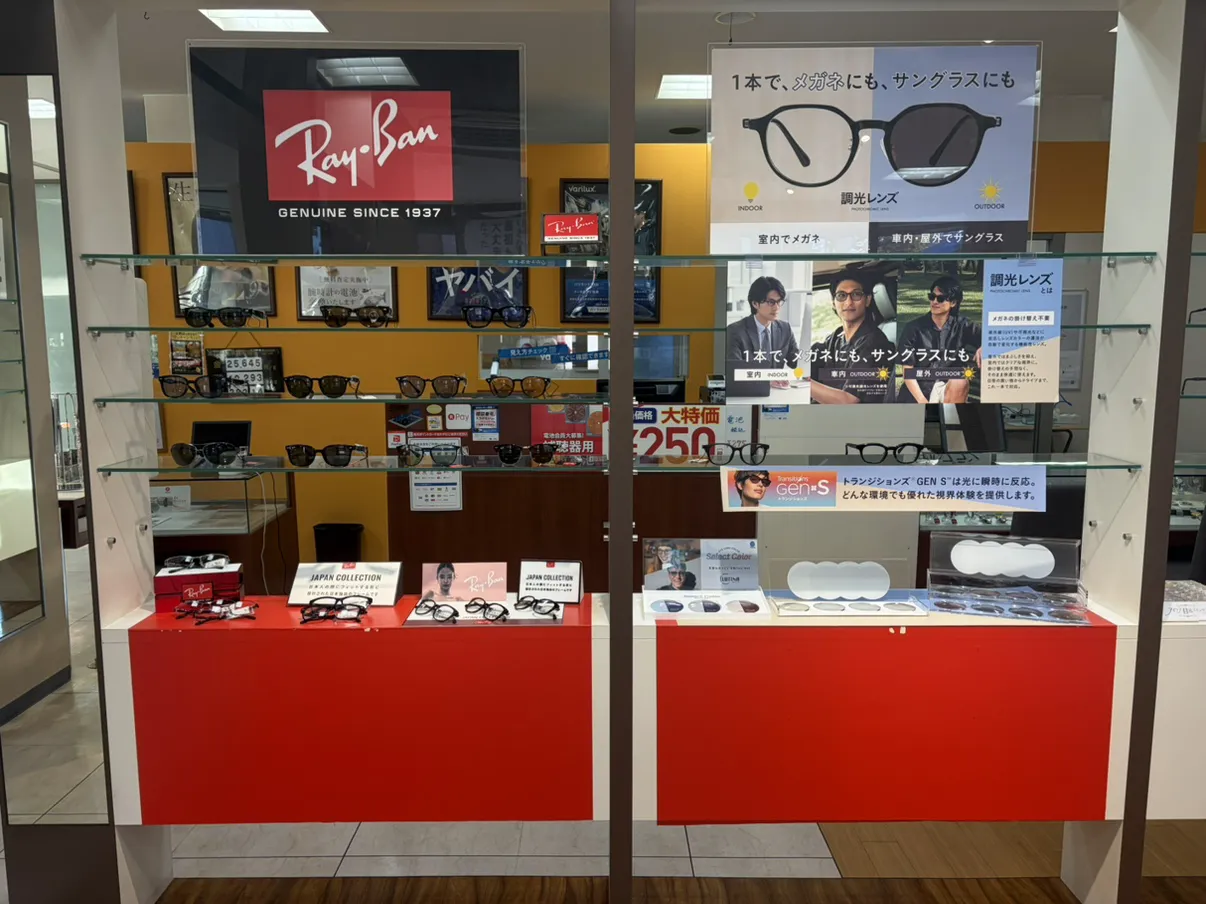 メガネのタカハシ店 調光レンズのコーナーとRayBanを展開した店内ディスプレイ
