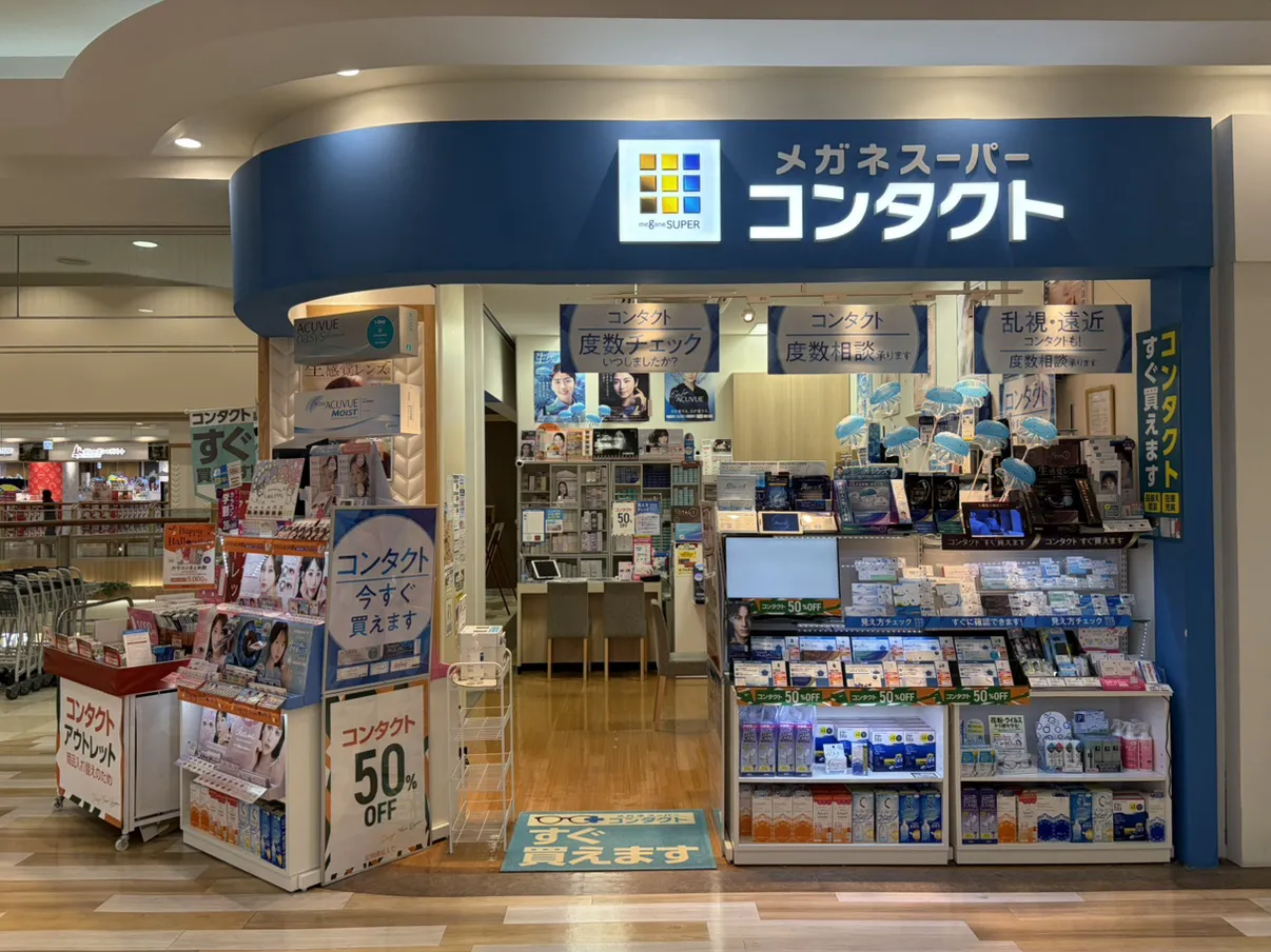 メガネスーパーコンタクト五所川原エルム店の外観、コンタクトレンズのディスプレイ