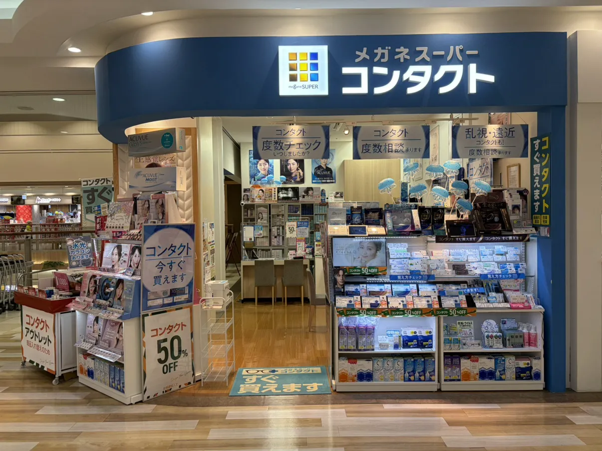 メガネスーパーコンタクト五所川原エルム店の外観、コンタクトレンズのディスプレイ