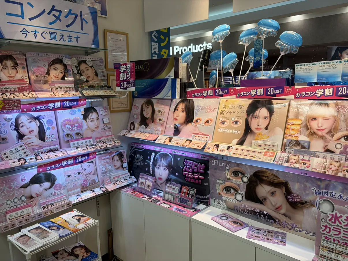 メガネスーパーコンタクト五所川原エルム店の店内ディスプレイ、カラコンの展示