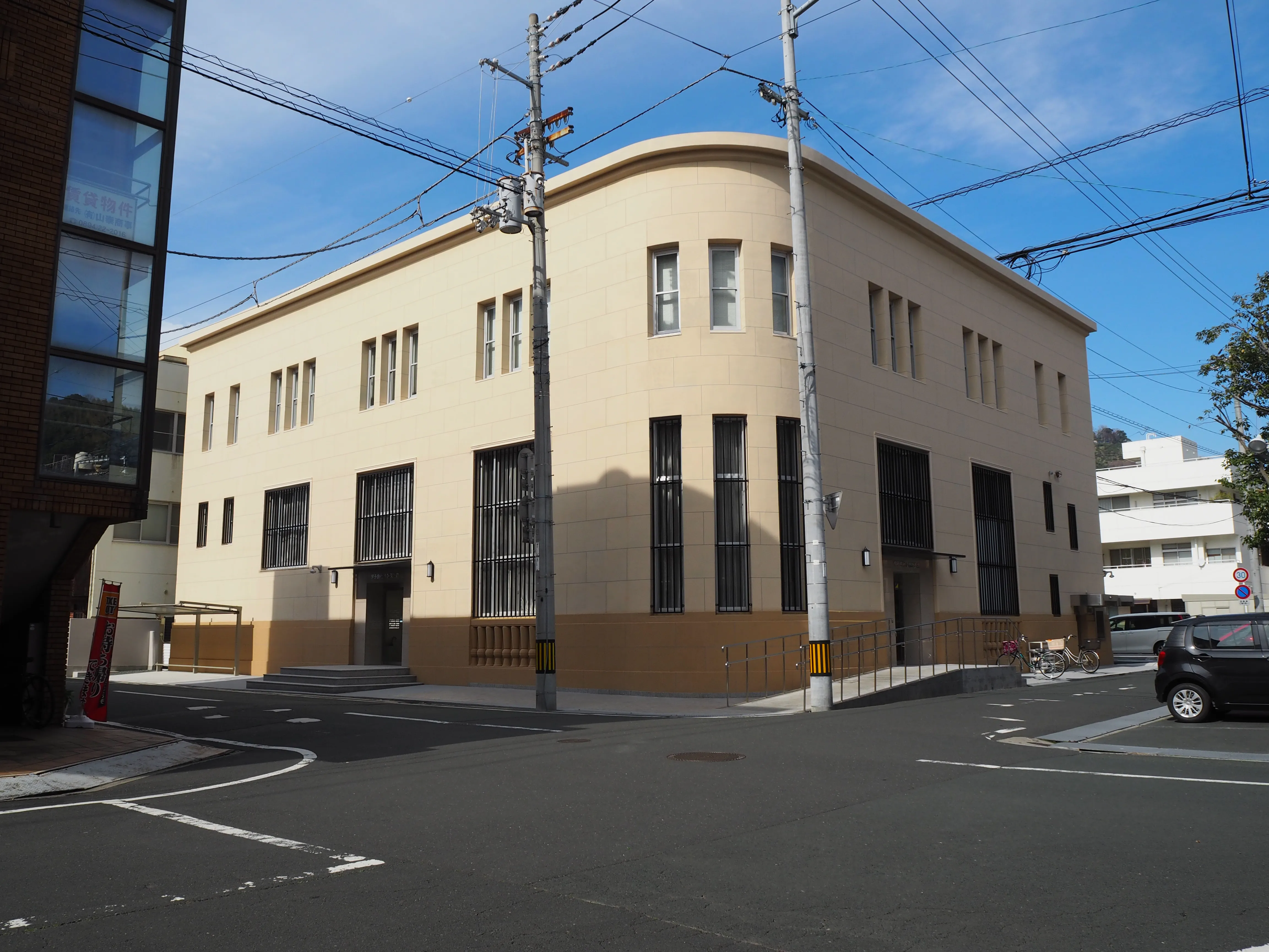 伊予銀行八幡浜支店